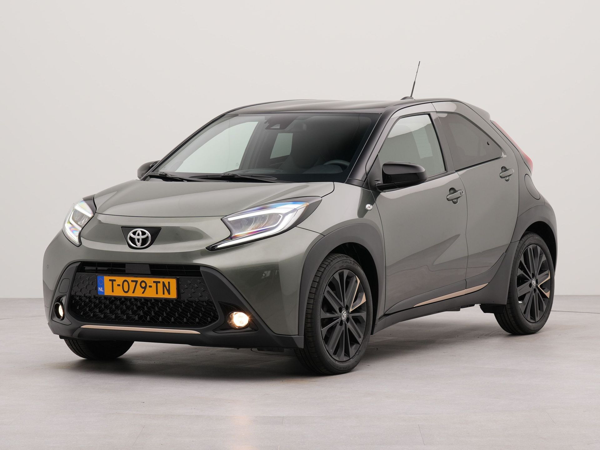 Toyota Aygo X Automaat 1.0 VVT-i S-CVT Premium Automaat | Apple Carplay | Navigatie | Bluetooth | Achteruitrij camera | Parkeersensoren voor en achter |