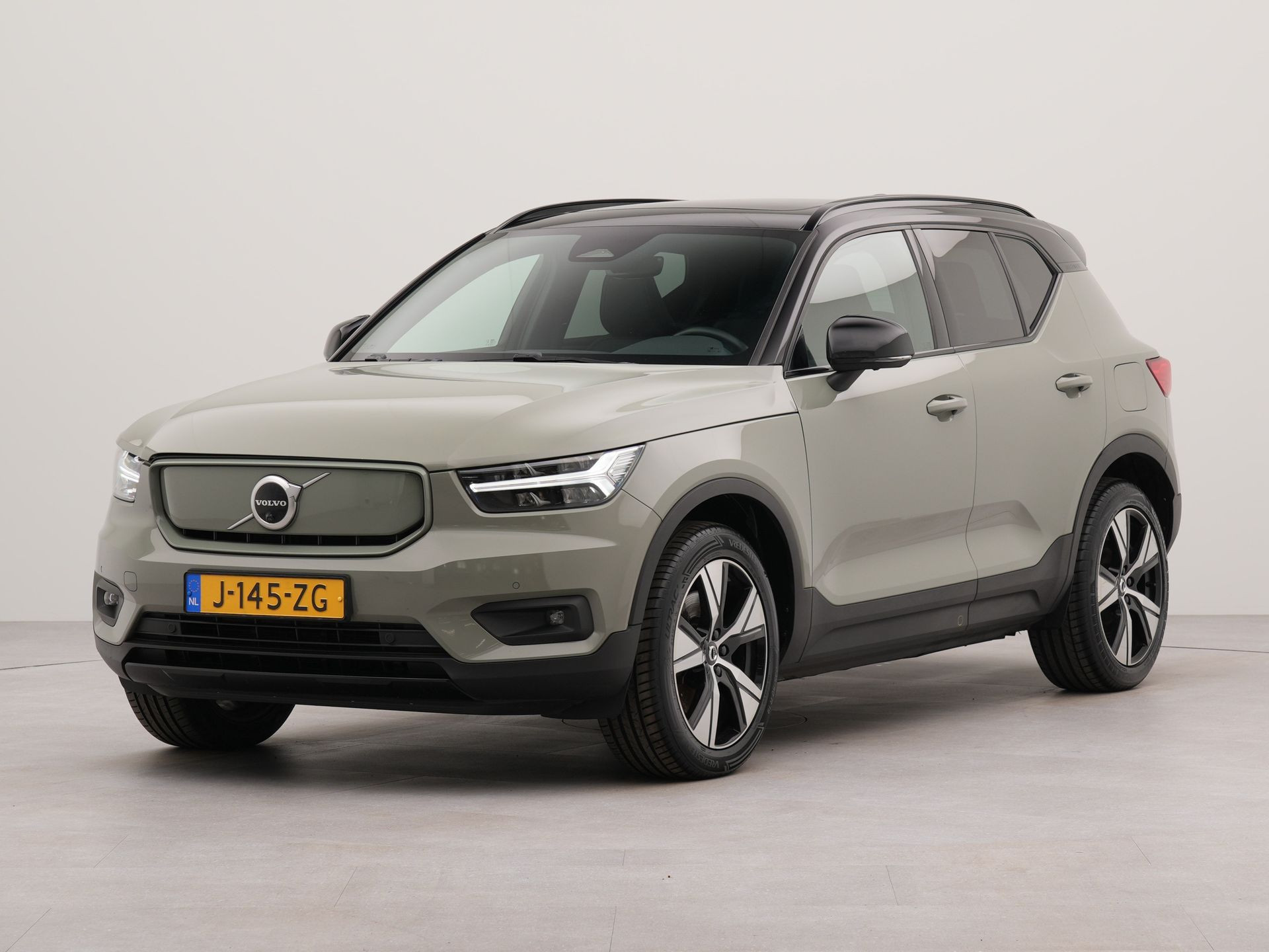 Volvo XC40 Recharge P8 AWD R-Design | Wifi | Elcctr. schuif panorama dak  Electr. bedienbare voorstoelen |  Apple Carplay | Bluetooth | Stoelverwarming | Achteruitrij camera -parkeerassist achter | Cruise control | Verwarmd stu