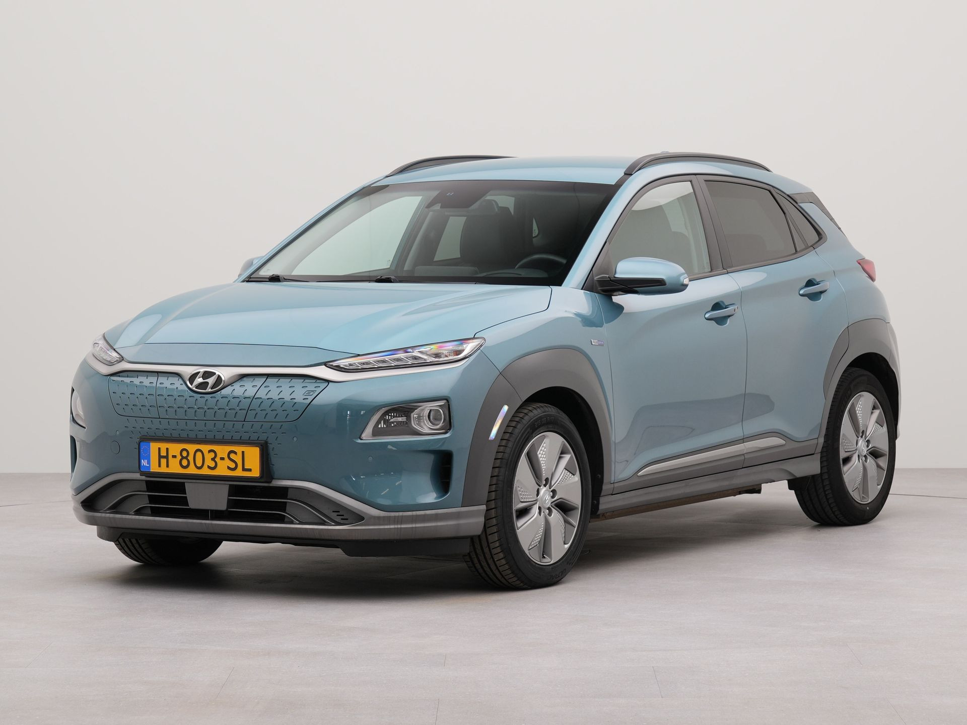 Hyundai Kona EV Premium 64 kWh | Vaste trekhaak | Navigatie | Lederen bekleding | Electr.voorstoelen | Apple Carplay | Parkeersensoren voor en achter |