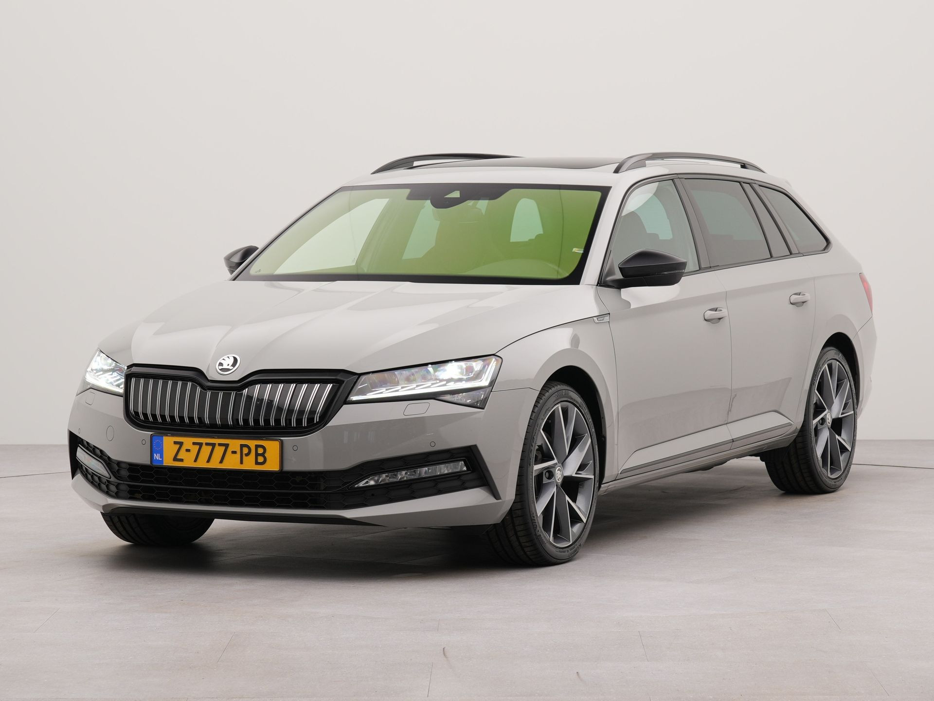 Škoda Superb Combi 1.4 TSI iV Sportline Business Automaat Apple Carplay & Android Auto | Elektrisch Panoramadak | Trekhaak Inklapbaar | Keyless Entry & Start | Navigatie | Parkeersensoren Voor én Achter | Voorstoelen, Stuurwiel én Achterbank Verwarm