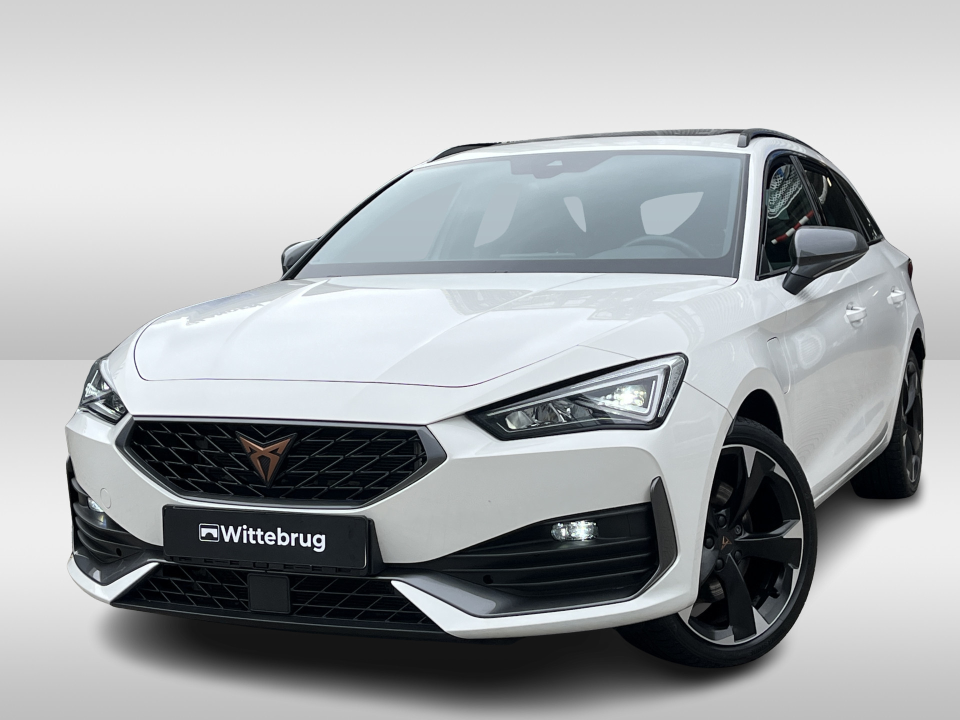 CUPRA Leon Sportstourer 1.4 e-Hybrid 204PK Performance / Panoramadak / Kuipstoelen / Stuur + Stoelverwarming / Verwarmbare Voorruit / Parkeersensoren Achter