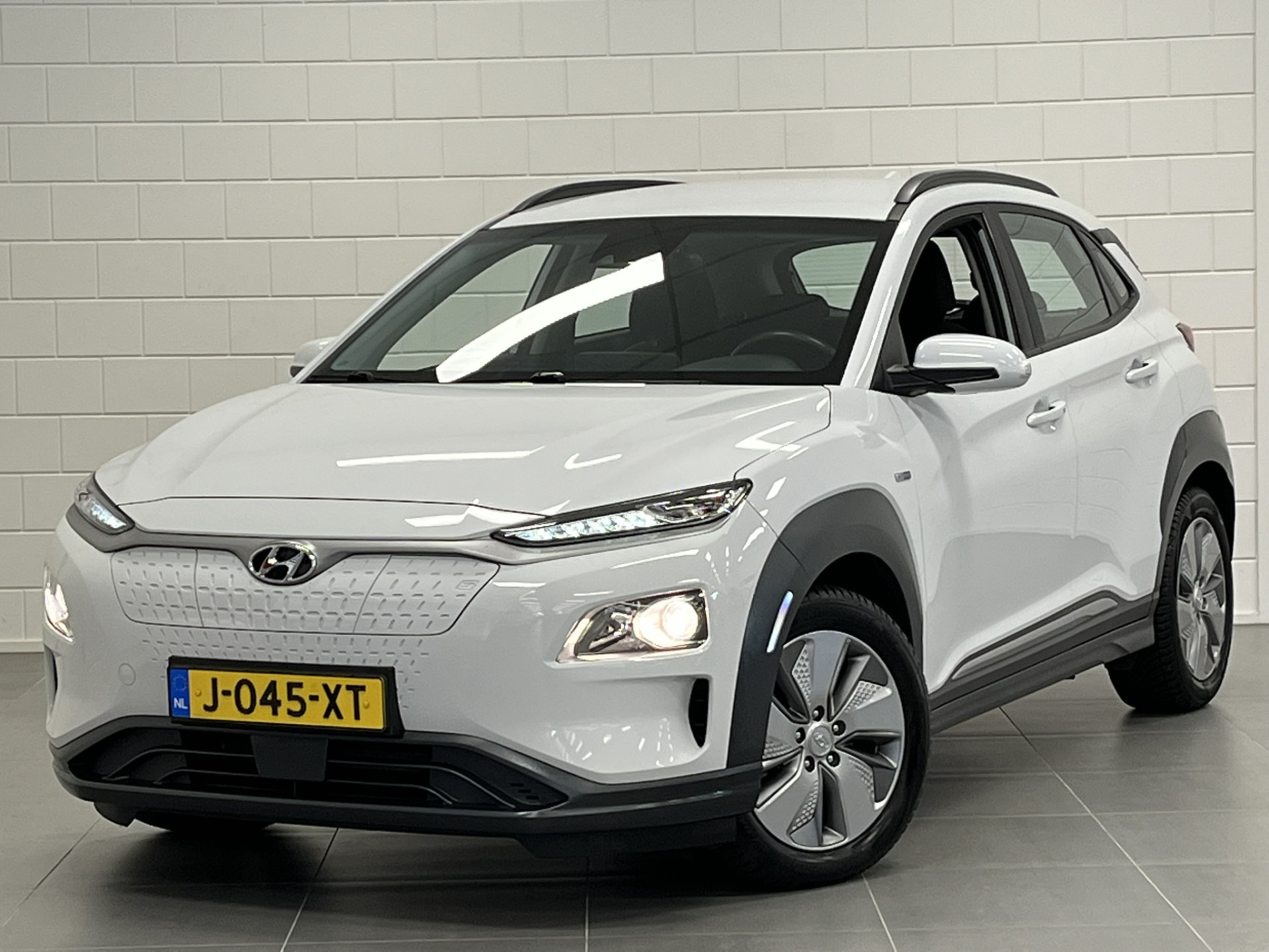 Hyundai Kona EV Comfort 64 kWh 3-FASE LADEN | LONG RANGE | NAVIGATIE SOH 100%