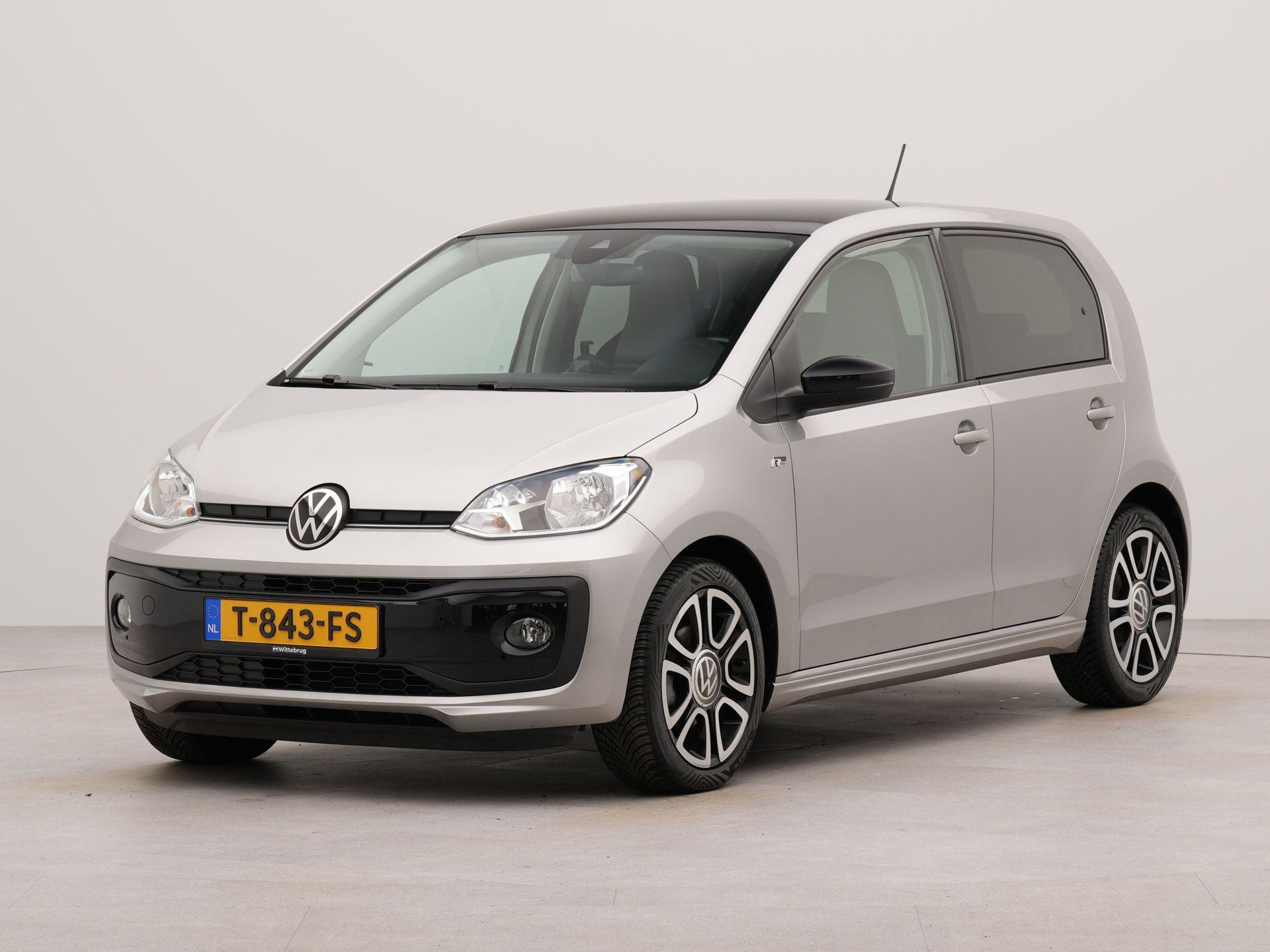 Volkswagen up! 1.0 R-Line Bluetooth | Camera & parkeersensoren | Cruise controle |