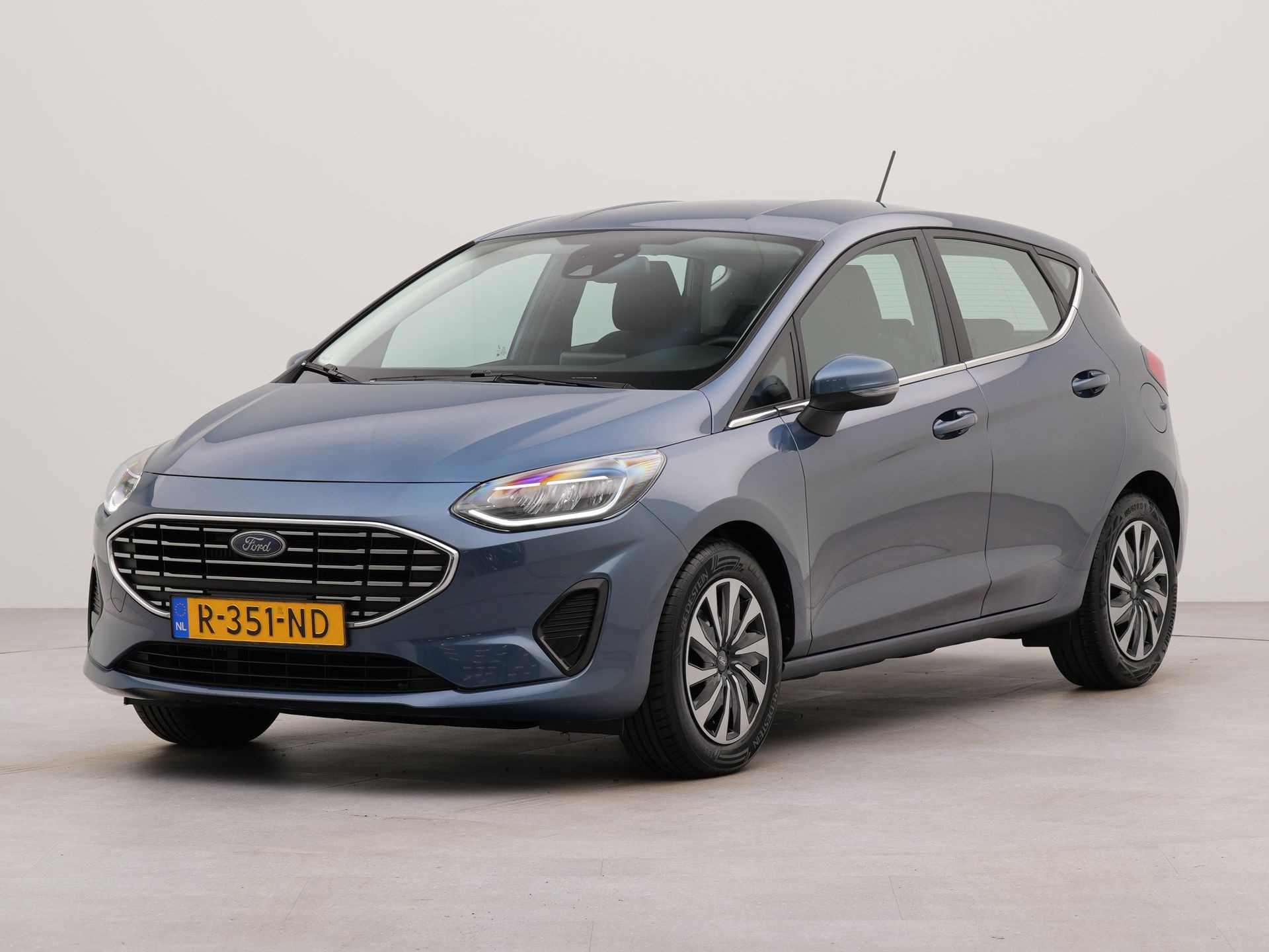 Ford Fiesta 1.0 EcoBoost Hybrid Titanium | Apple Carplay | Bluetooth | Connected services | Spraakbediening | Parkeersensoren voor en achter | Airco |