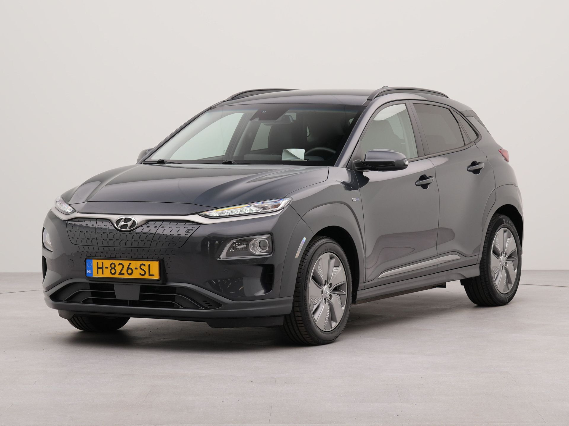 Hyundai Kona EV Premium 64 kWh | Apple Carplay | Achteruitrij camera | Parkeersensoren voor en achter | Navigatie | Bluetooth |