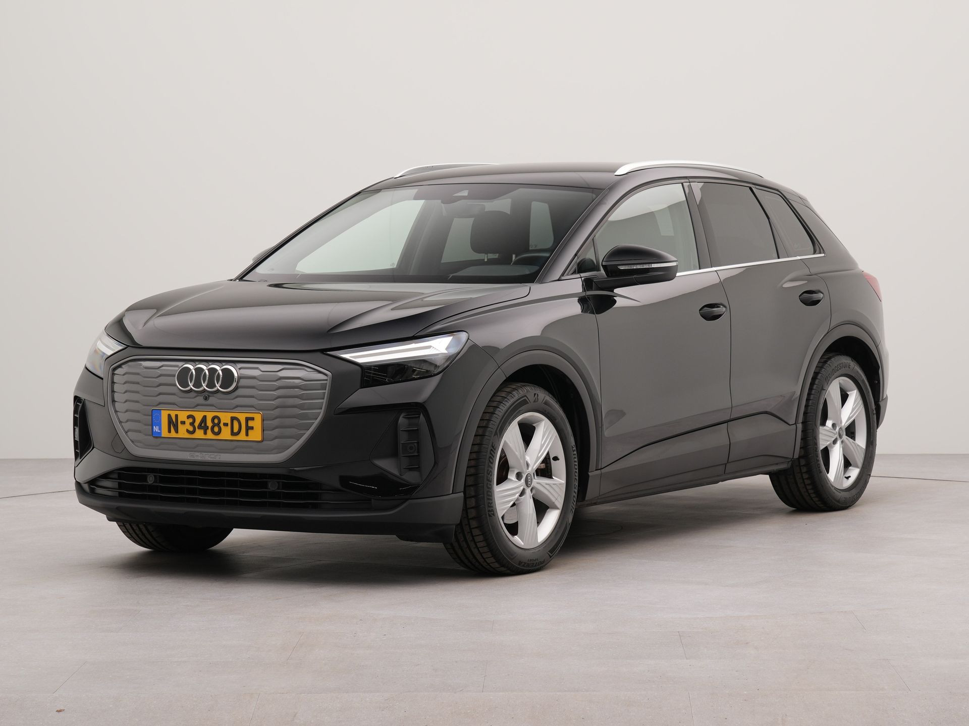 Audi Q4 e-tron 35 Launch edition 55 kWh | Connected services |Voorstoelen verwarmd | Achteruitrij camera | Parkeersensoren voor en achter | 3 zone airco |