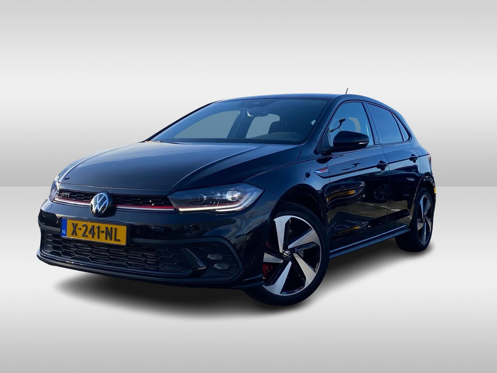Volkswagen Polo 2.0 TSI GTI / IQ Led Koplampen / Achteruitrijcamera / Stoelverwarming / Navigatie / 17'' LMV / VW