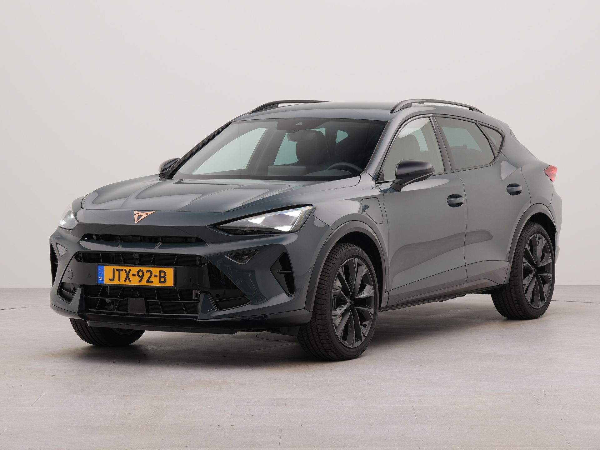 CUPRA Formentor 1.5 TSI e-Hybrid Business wegklapbare trekhaak | Autom.wegklapbare trekhaak | Apple Carplay | Achteruitrij camera | Parkeersensoren voor en achter | Voorstoelen verwarmd |