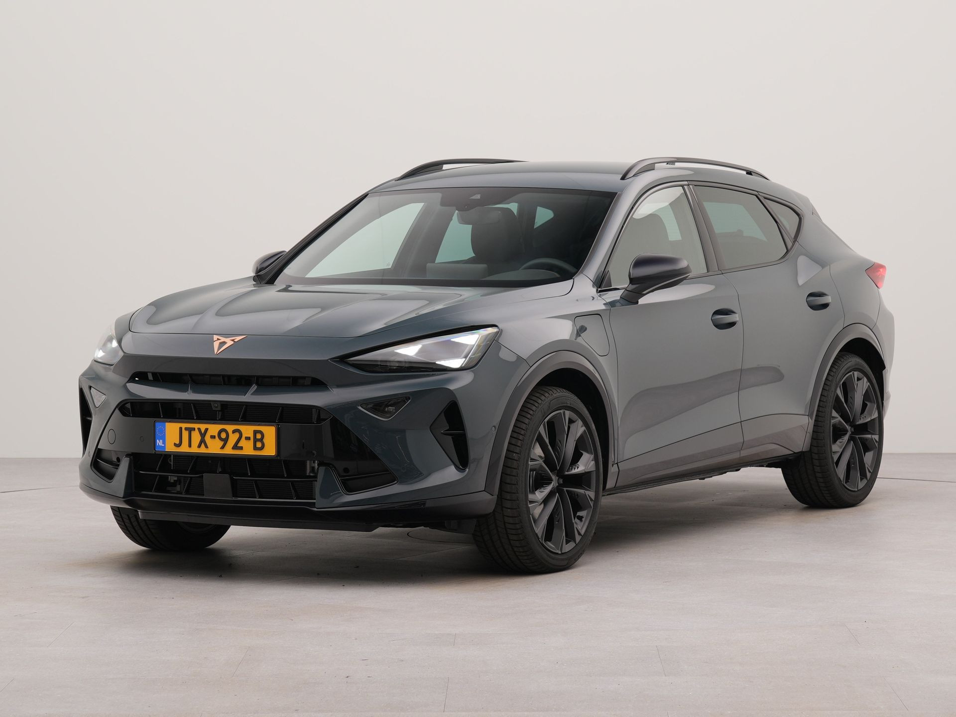 CUPRA Formentor 1.5 TSI e-Hybrid Business | Apple Carplay - android Auto | Keyless entry | Voorstoelen verwarmd | Navigatie | Achteruitrij camera | Parkeersensoren voor en achter | stuur verwarmd |Spraakbediening |
