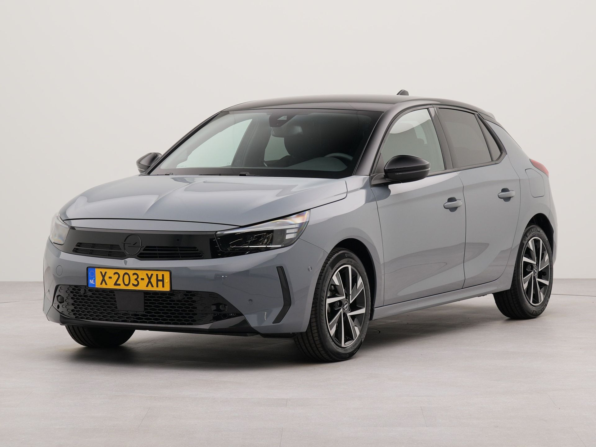 Opel Corsa 1.2 GS | Appconnect | Achteruitrij camera | Parkeersensoren voor en achter | Navigatie | Sportstoelen |