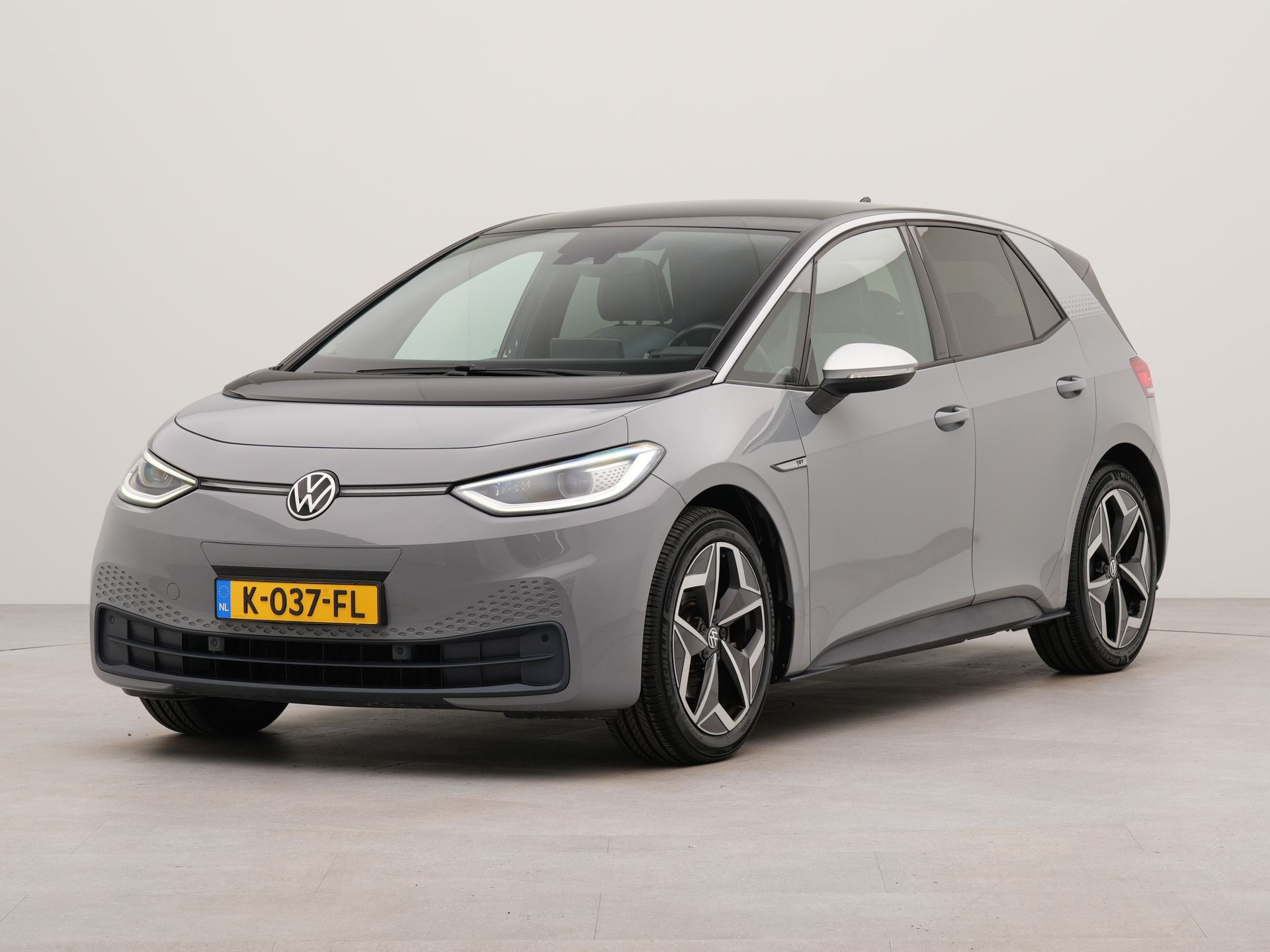 Volkswagen ID.3 First Plus 58 kWh incl afneembare trekhaak | SoH 95,1% | Apple Carplay | Afneembare trekhaak | Navigatie | Spraakbediening | Achteruitrij camera | Parkeersensoren voor en achter | Voorstoelen verwarmd | Wifi | Cruise control |