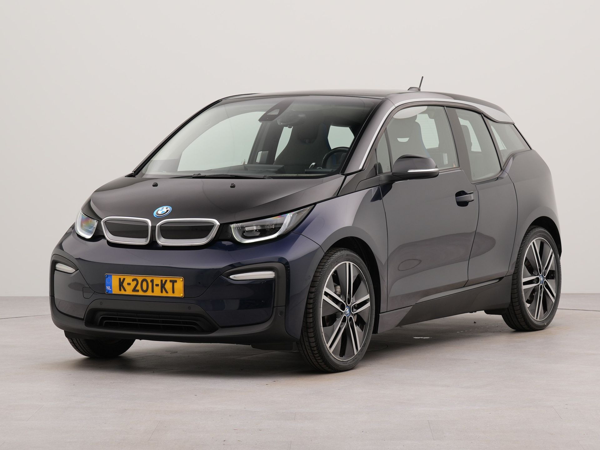 BMW i3 Executive Edition 120Ah 42 kWh | SoH 90% | Connected services | Electr. panorama dak | Navigatie | Achteruitrij camera | Spraakbediening | Warmtepomp |Parkeersensoren voor en achter |