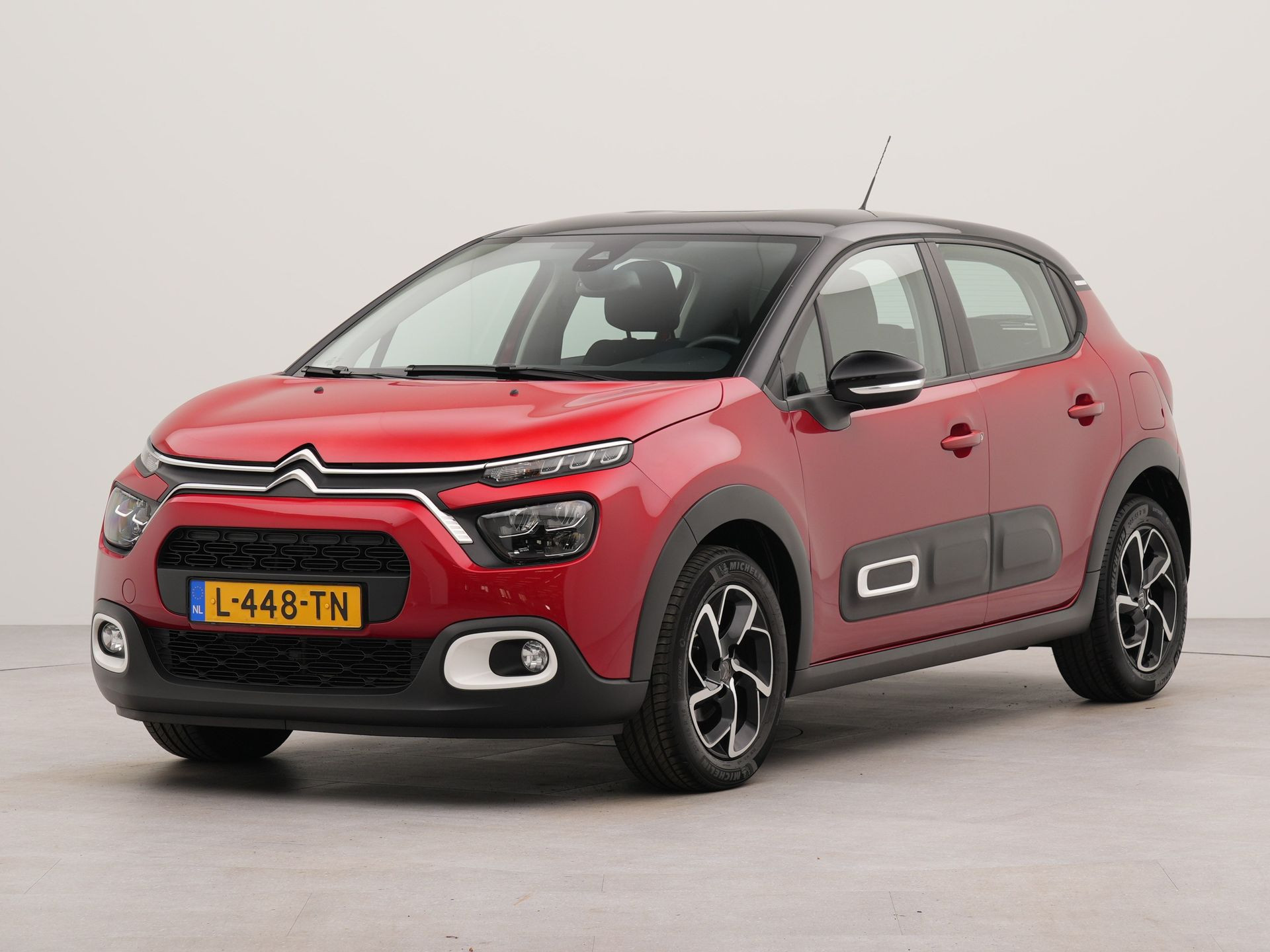 Citroën C3 1.2 PureTech Business | Apple Carplay | Bluetooth | Navigatie | Achteruitrij camera | Parkeersensoren achter | Cruise control | Regensensor |