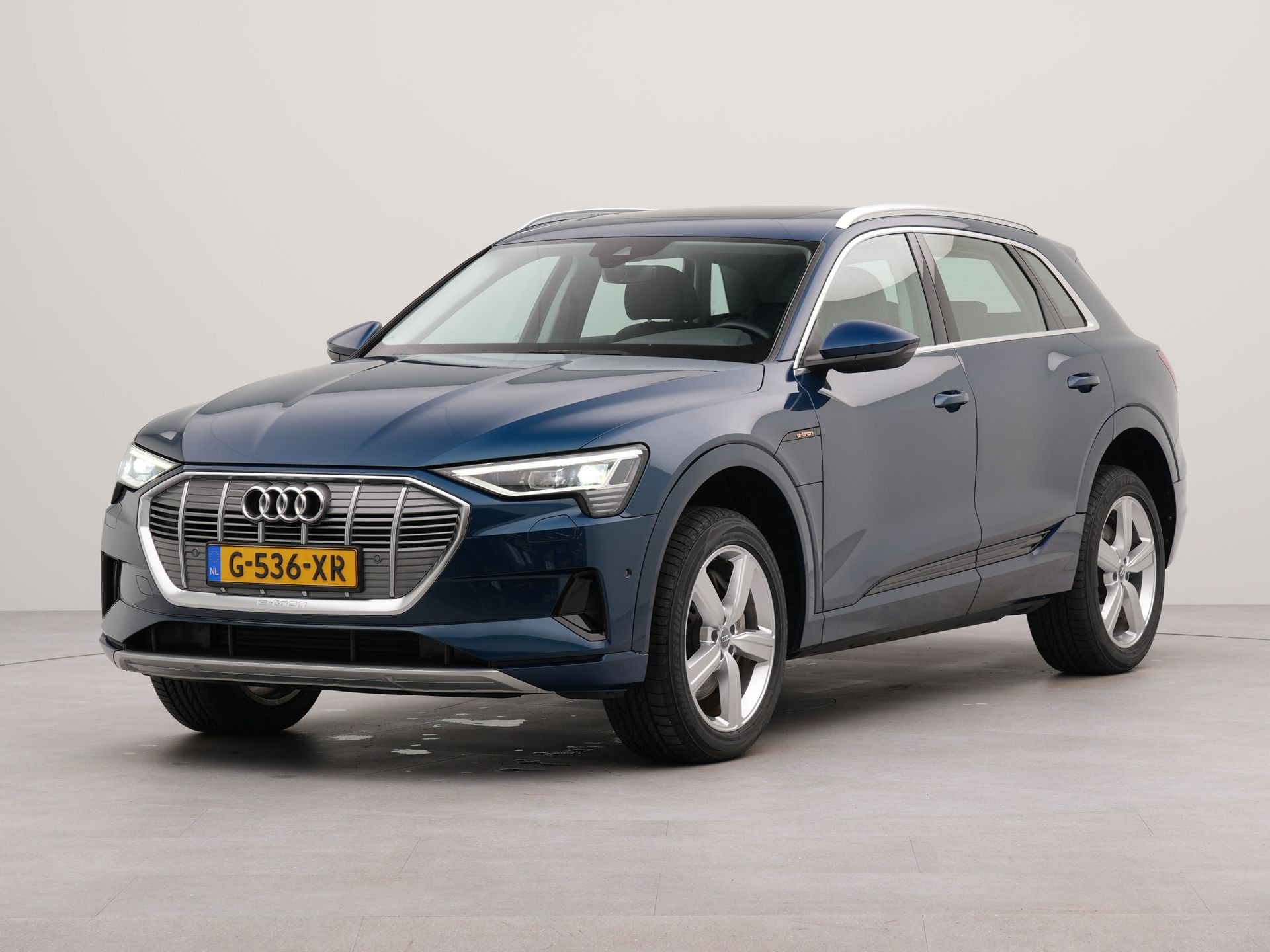 Audi e-tron e-tron 50 quattro Launch edition plus 71 kWh | Apple Carplay | Adaptive Cruise Control | Navigatie | Trekhaak Afn. | Voorstoelen Verwarmd | Lane Assist | Elektrisch Panoramadak |