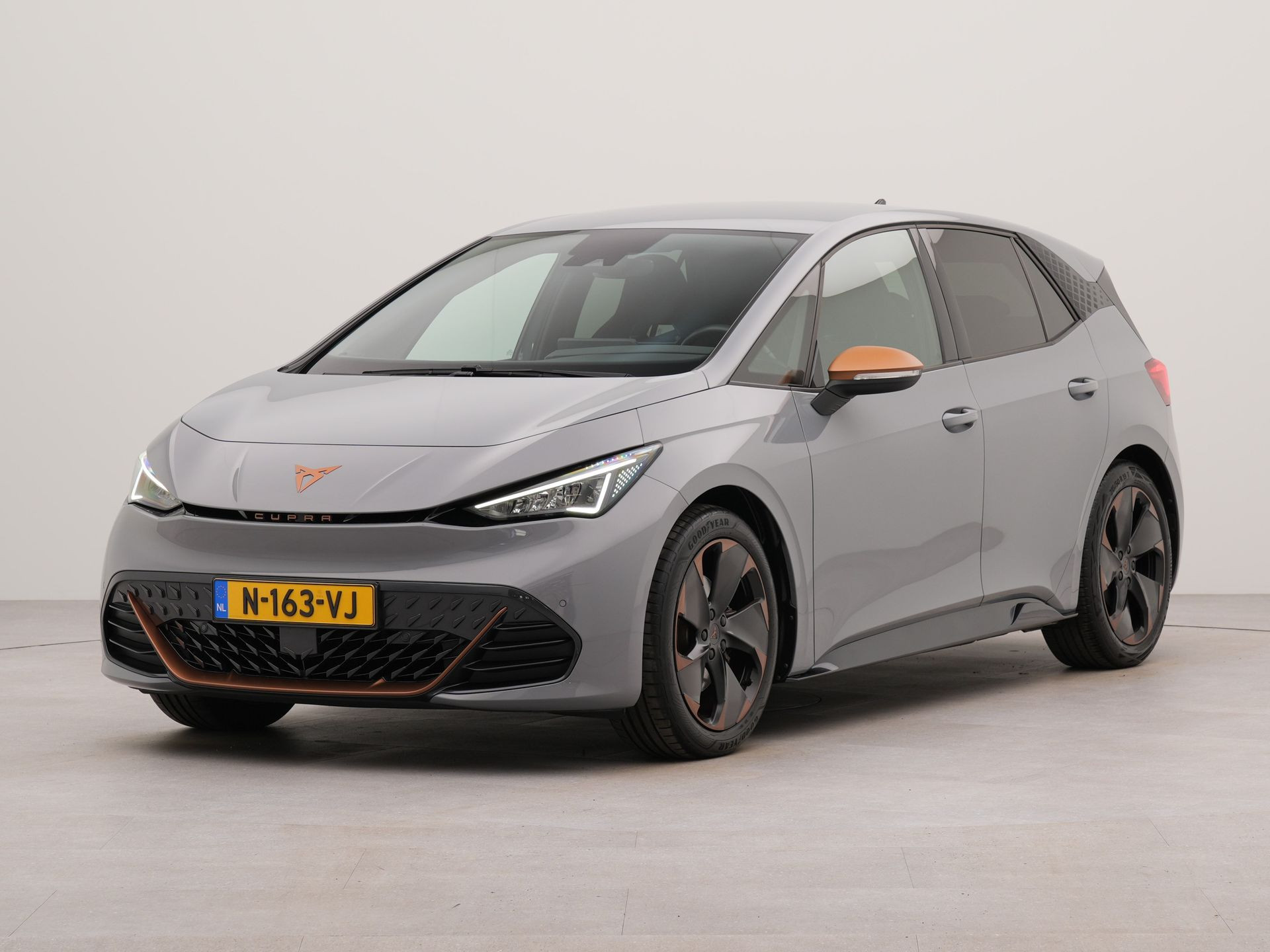 CUPRA Born Adrenaline One 62 kWh | SoH 93,9 % | Apple carplay | Navigatie | Achteruitrij camera | Parkeersensoren voor en achter | Voorstoelen verwarmd | Stuur verwarmd | Sportstoelen- onderstel |