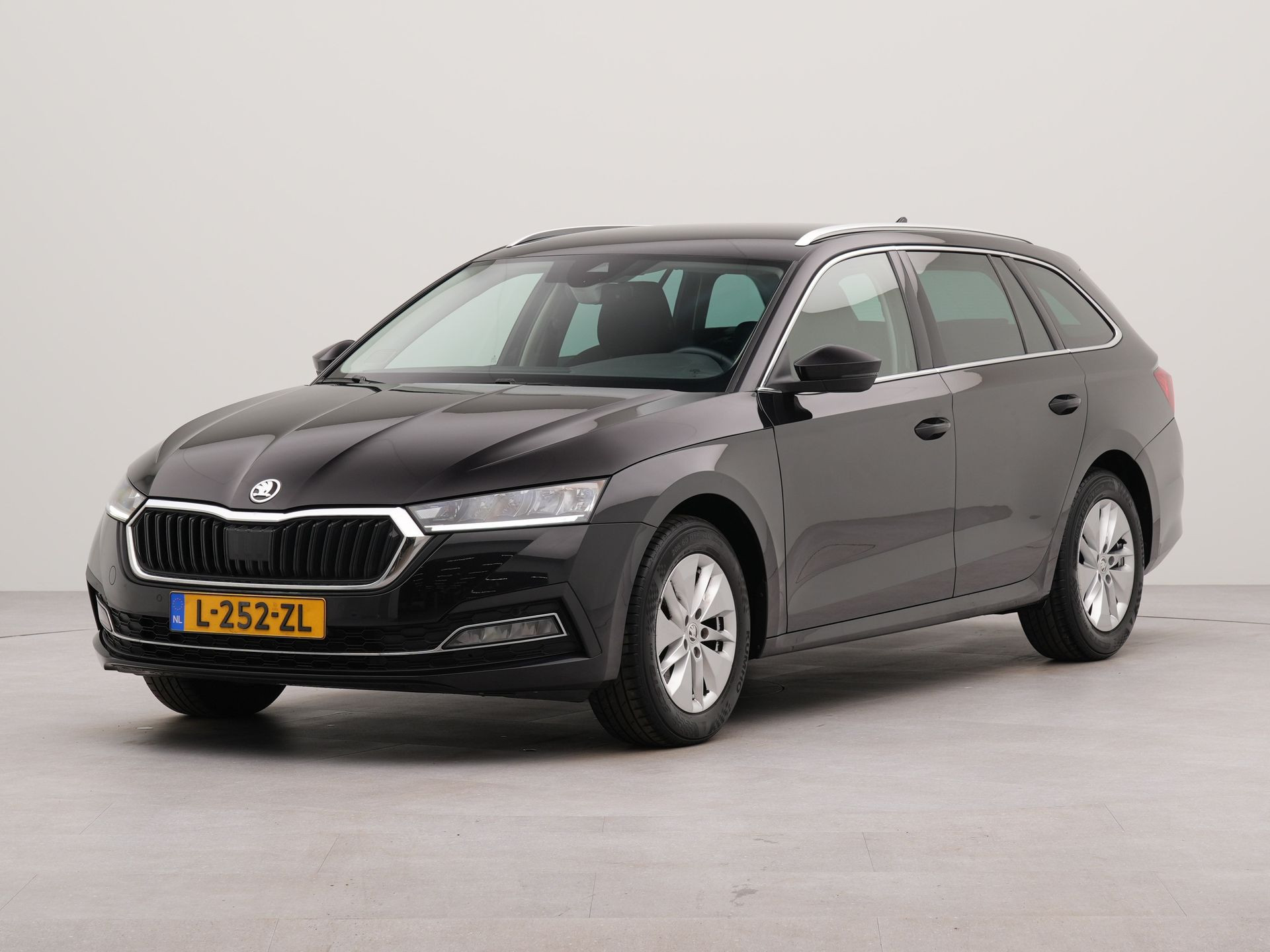 Škoda Octavia Combi 1.0 TSI Business Edition | Apple carplay | Android auto | Parkeersensoren voor en achter | Navigatie | Parkeersensoren voor en achter |