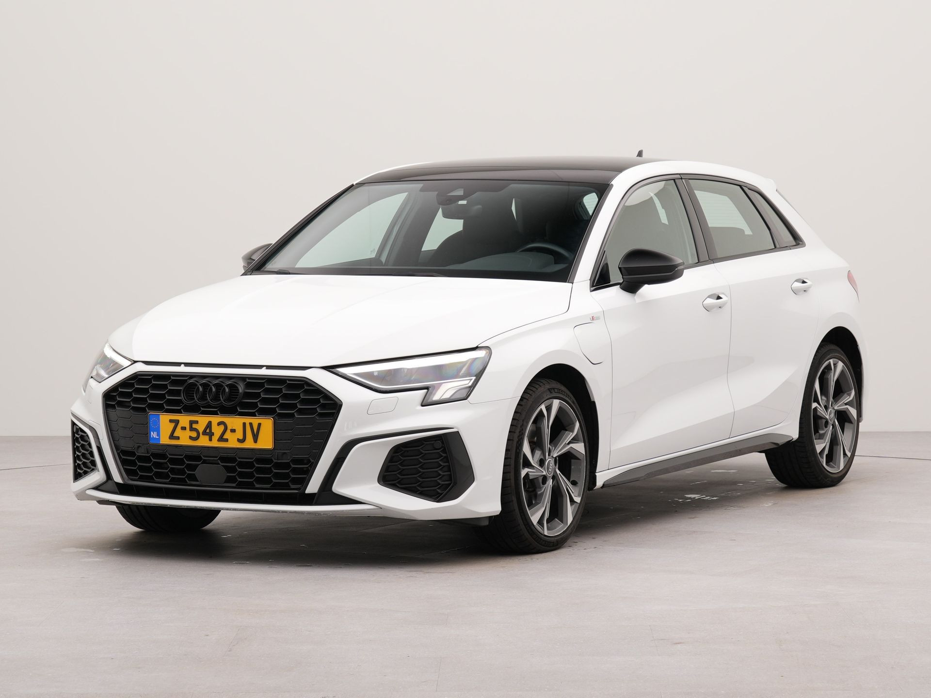Audi A3 Sportback 40 TFSI e Edition S-tronic 150 kW / 204 pk | Apple carplay- Android Auto | Afneembare trekhaak | Navigatie | Parkeersensoren achter | | Panoramadak | Achteruitrij Camera | Audi Sound | Optiek zwart | 18