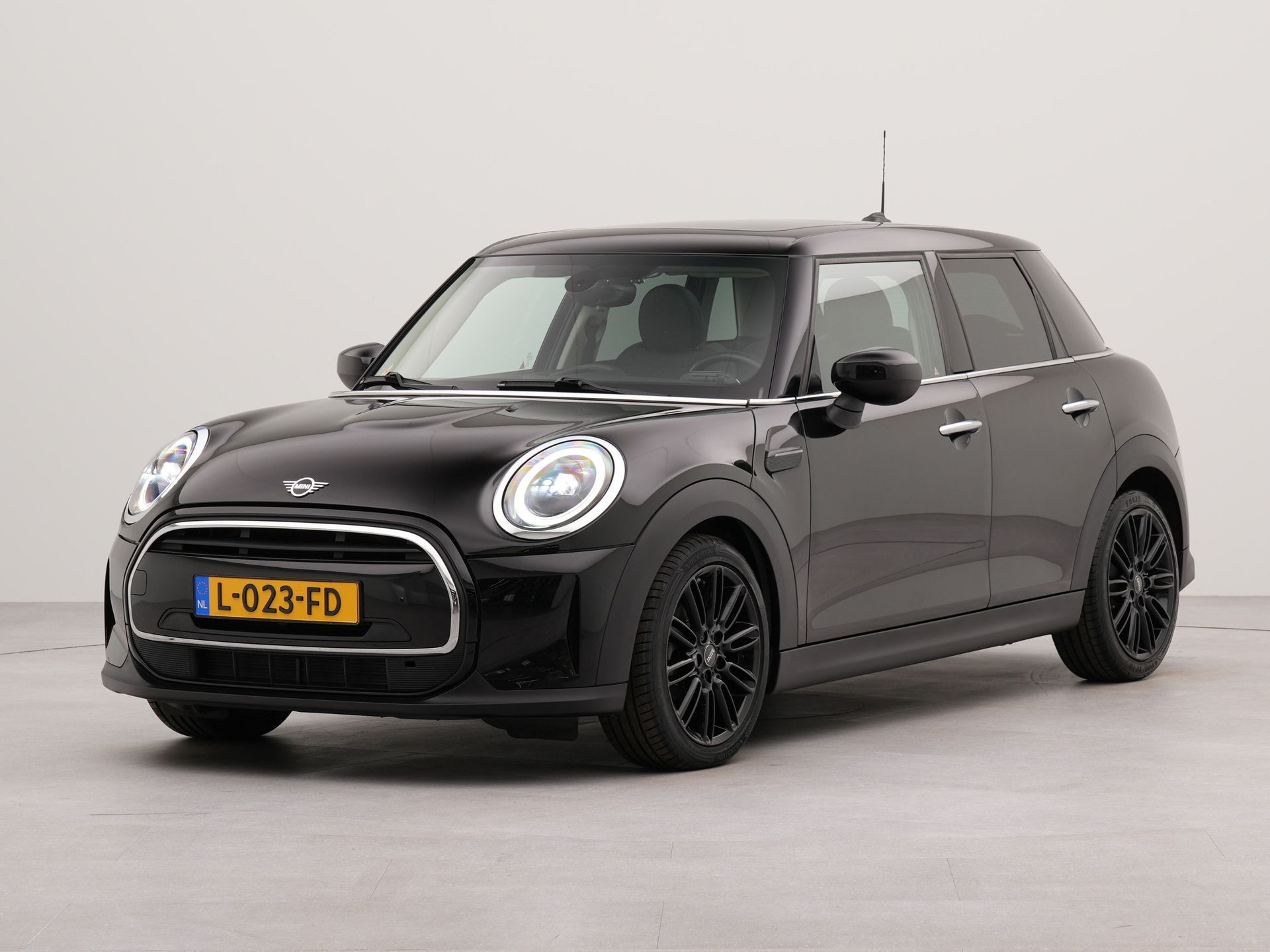 MINI Cooper Mini 1.5 Automaat | Apple Carplay | Elektrisch Schuif- Kanteldak | Cruise Control | Keyless Start | DAB | Parkeersensoren Achter | Navigatie |