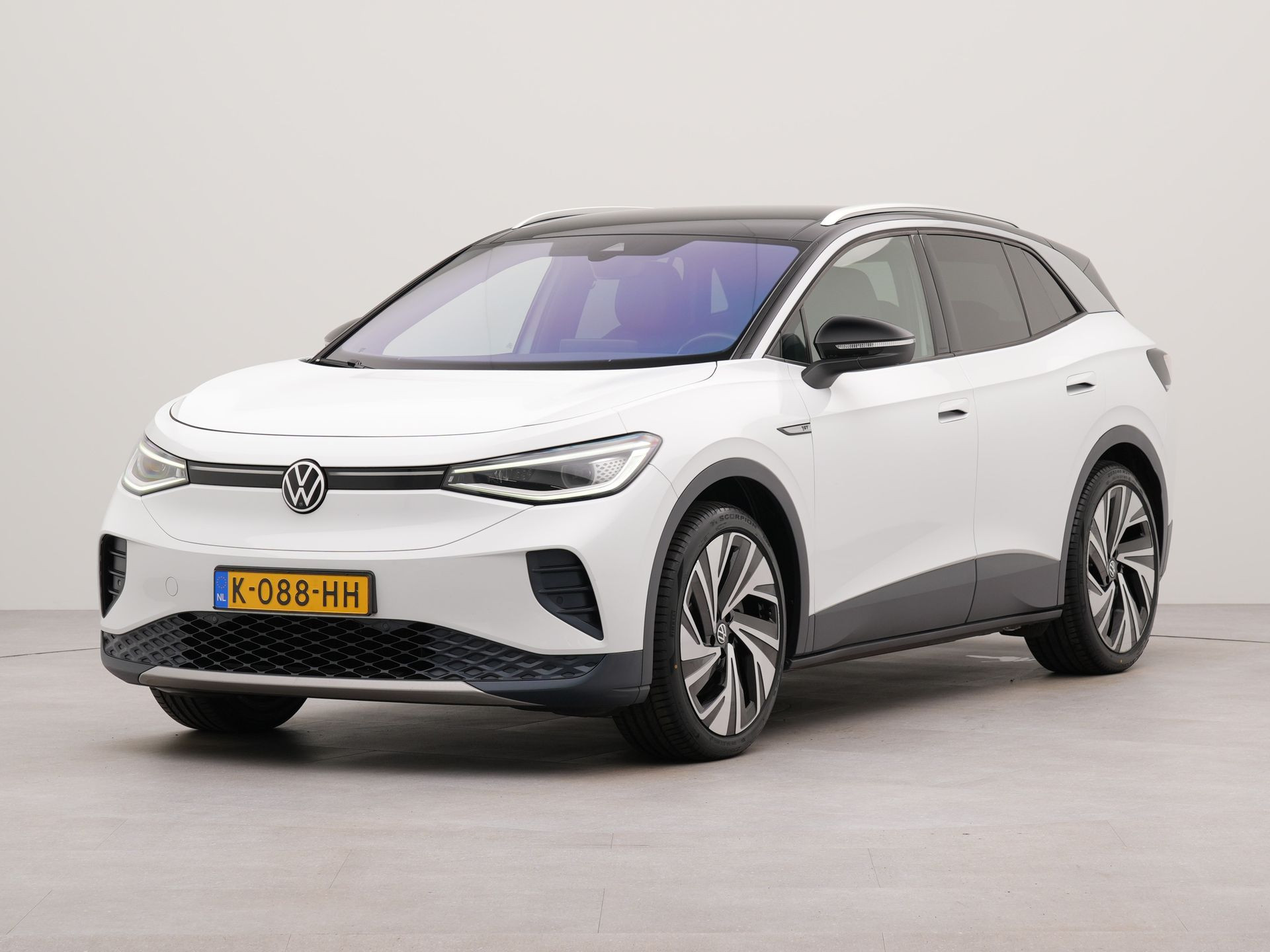 Volkswagen ID.4 Max 77 kWh incl wegklapbare trekhaak | SoH 90,2 % | Panorama dak | Wegklapbare trekhaak | Apple Carplay | Navigatie | Rondomzicht camera | Parkeersensoren voor en achter | Warmtewerende voorruit | Voorstoelen verwarmd | Wi