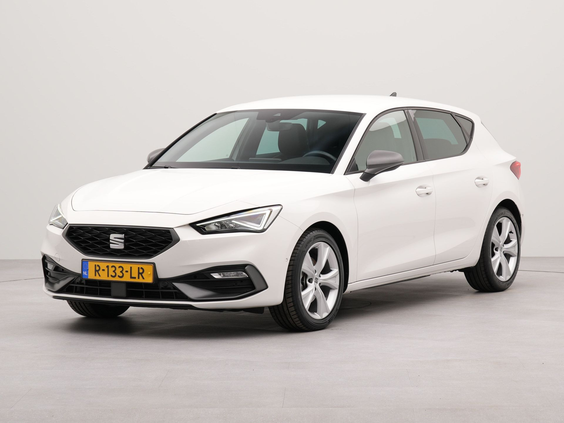 SEAT Leon 1.0 TSI FR Business Intense | Appconnect | Achteruitrij camera | Navigatie | Spraakbediening | Parkeersensoren voor en achter |