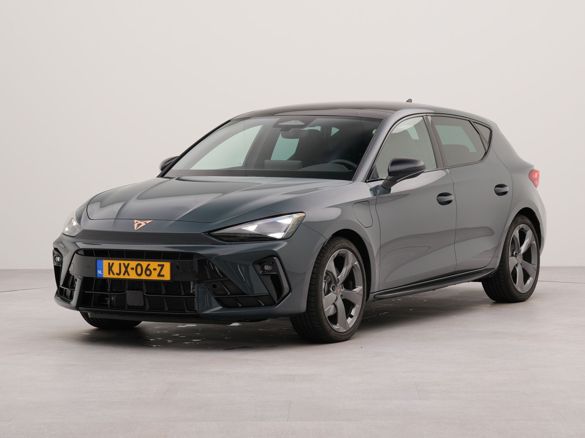 CUPRA Leon 1.5 TSI e-Hybrid Business | Apple carplay- Android auto | Sennheiser soundsystem |  Panorama schuif-kanteldak | Leder verwarmd stuur | Achteruitrij camera | Parkeersensoren voor en achter | Connected services |