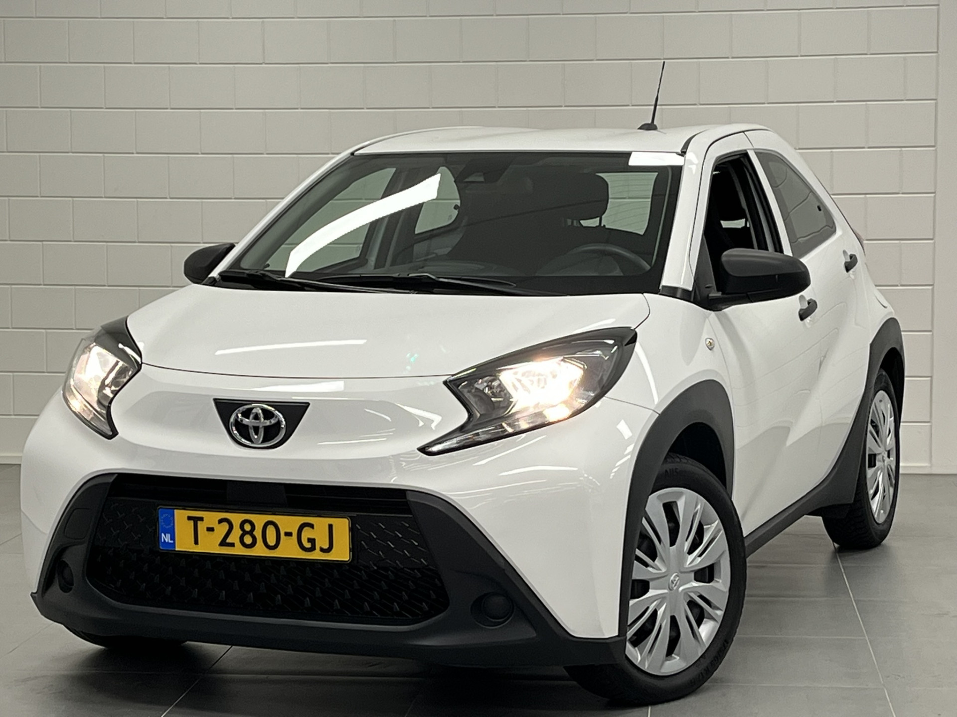 Toyota Aygo X 1.0 VVT-i MT AIRCO | APPLE CARPLAY / ANDROID AUTO | STOERE ZUINIGE AUTO!