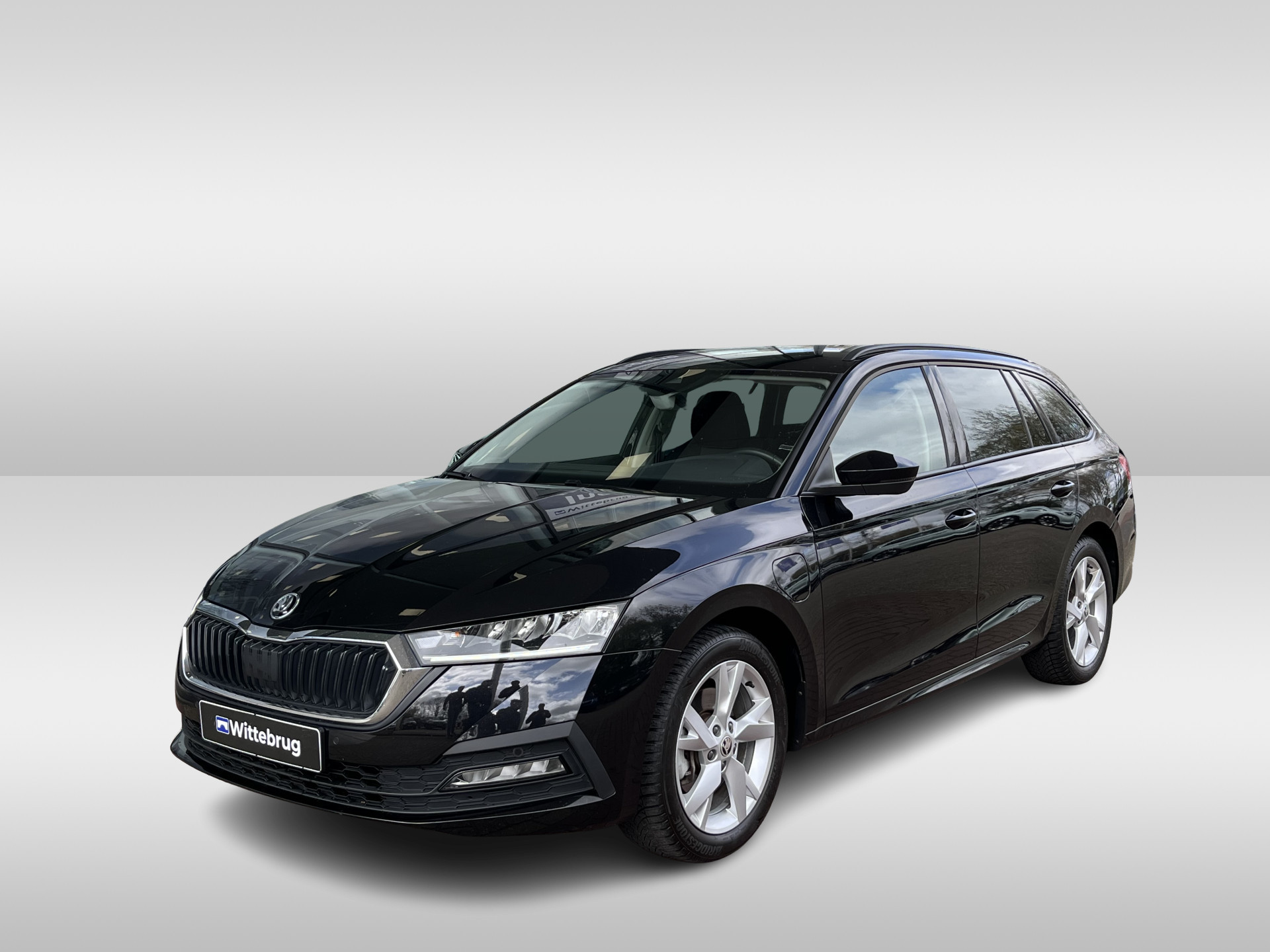 Škoda Octavia Combi 1.4 TSI DSG iV PHEV Ambition Stoelverwarming voor + achter / Cruise control / Parkeersensoren Voor + Achter / 17'' LMV