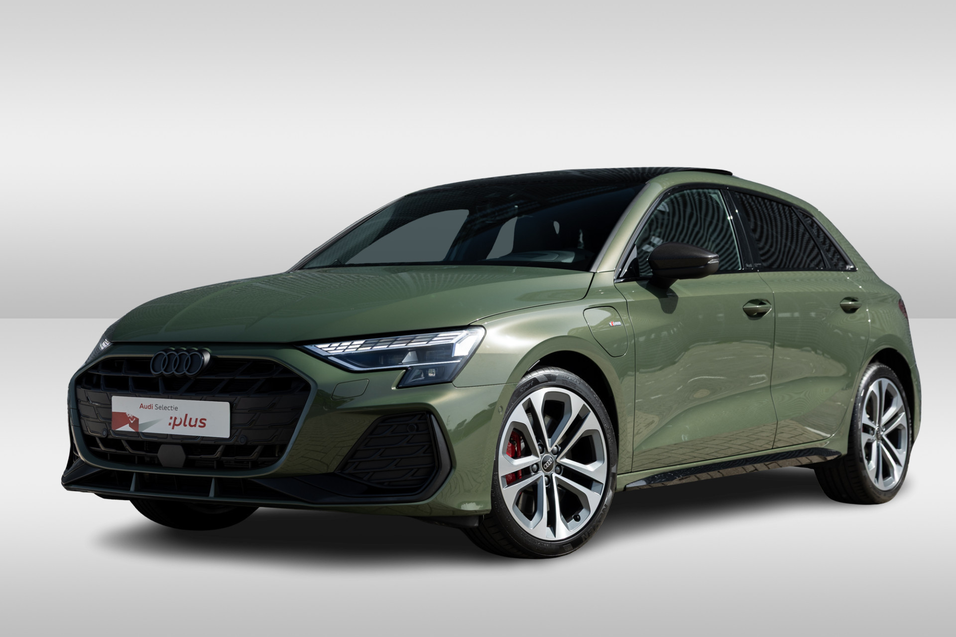 Audi A3 Sportback 45 TFSI e 272PK S edition Competition | Panoramadak | Carbon (pakket) Spoiler t.w.v. €2.470,- | SONOS | 18 Inch |