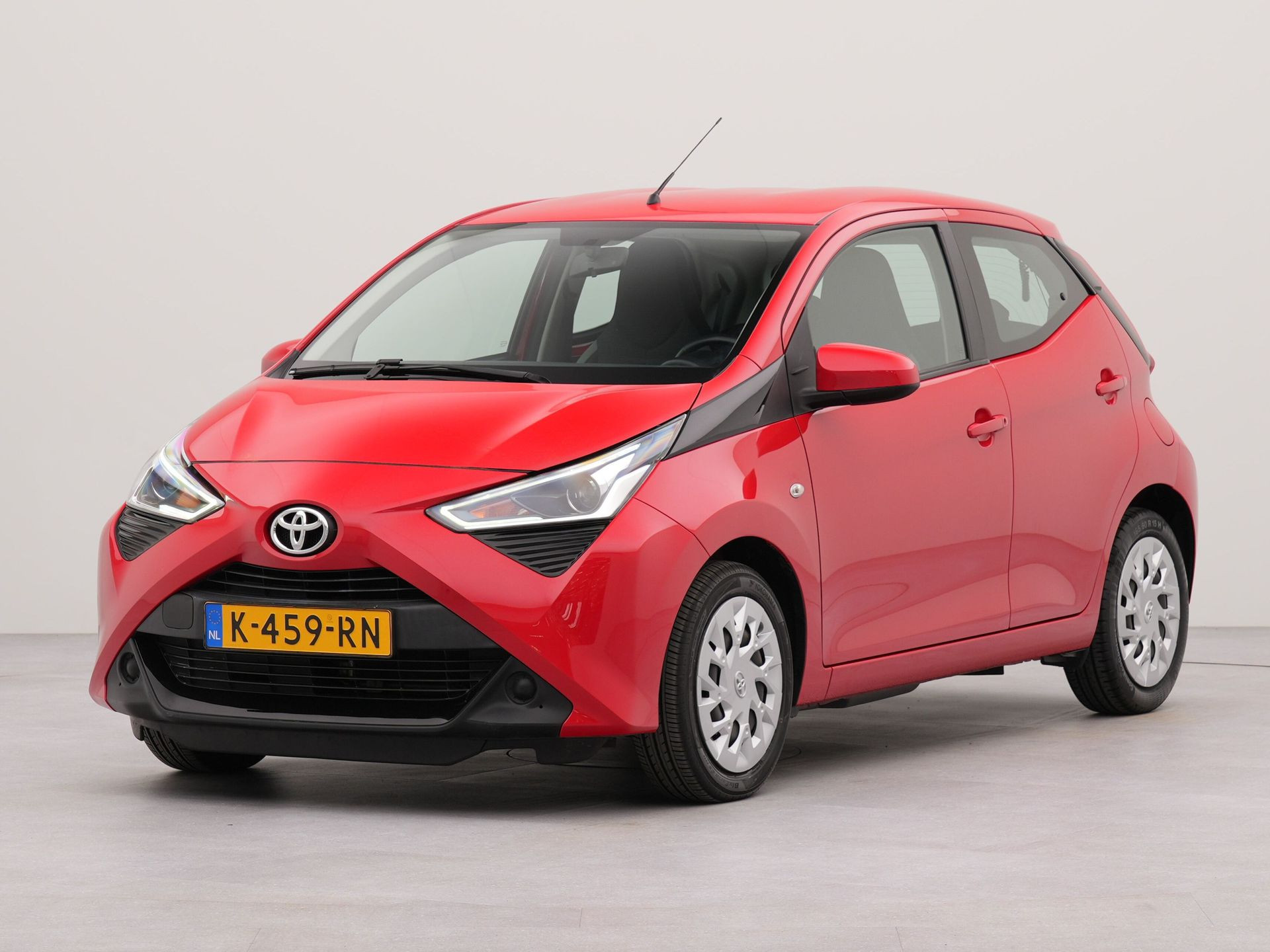 Toyota Aygo 1.0 VVT-i x-play | Appconnect | Achteruitrij camera | Spraakbediening |