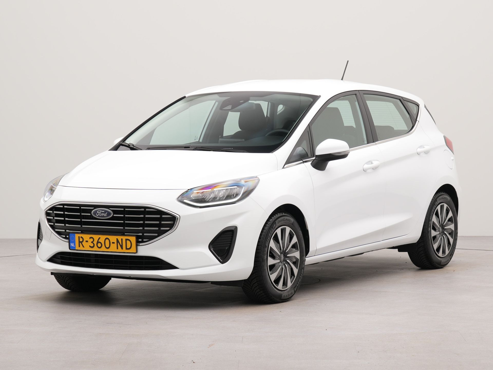 Ford Fiesta 1.0 EcoBoost Hybrid Titanium | Apple Carplay | Spraakbediening | Cruise control | Parkeersensoren achter | Stuur verwarmd |