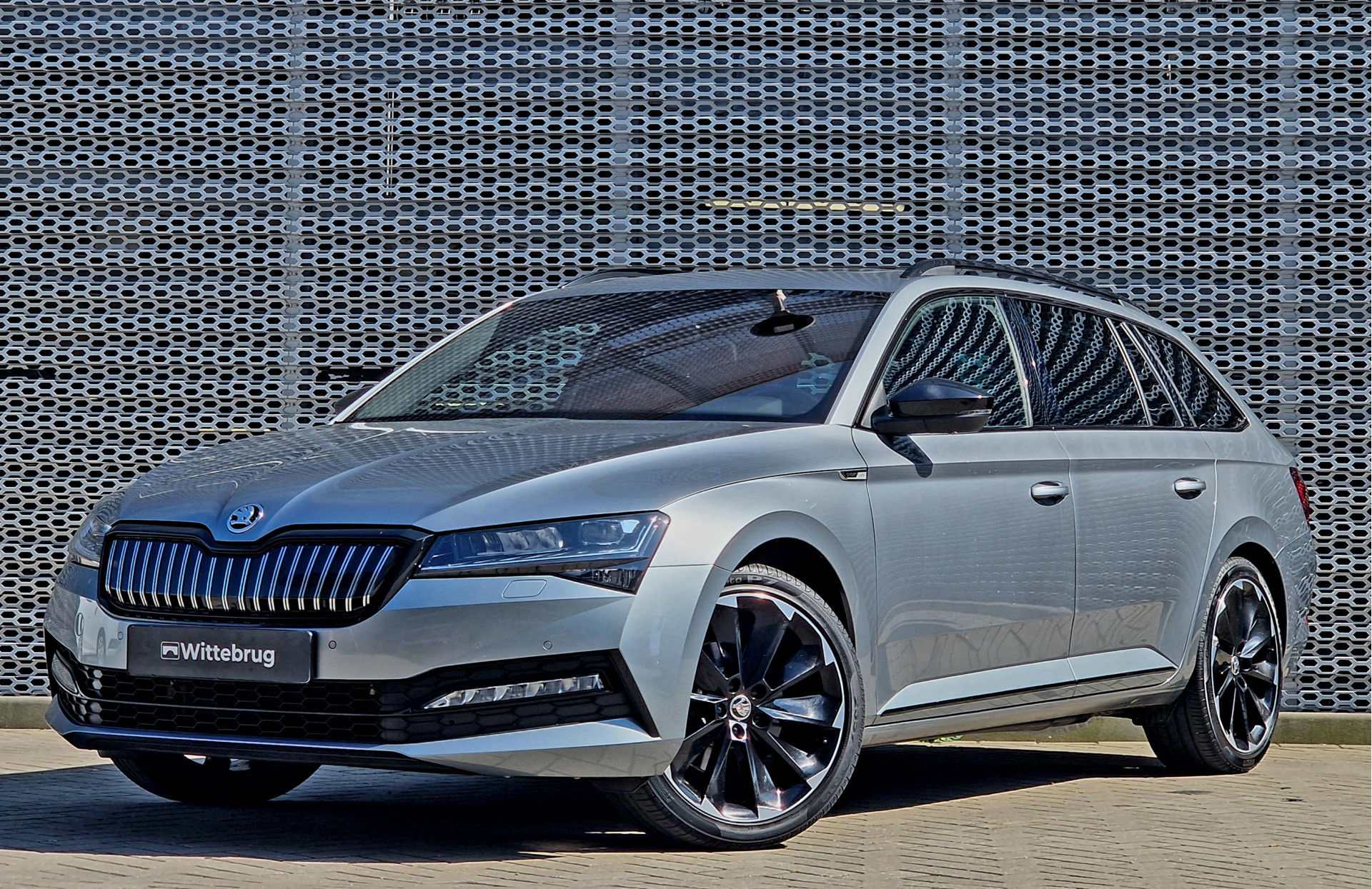 Škoda Superb Combi 1.4 TSI iV Sportline Business Panoramadak / trekhaak / verwarmde voorruit / 360 camera / head-up / Skoda