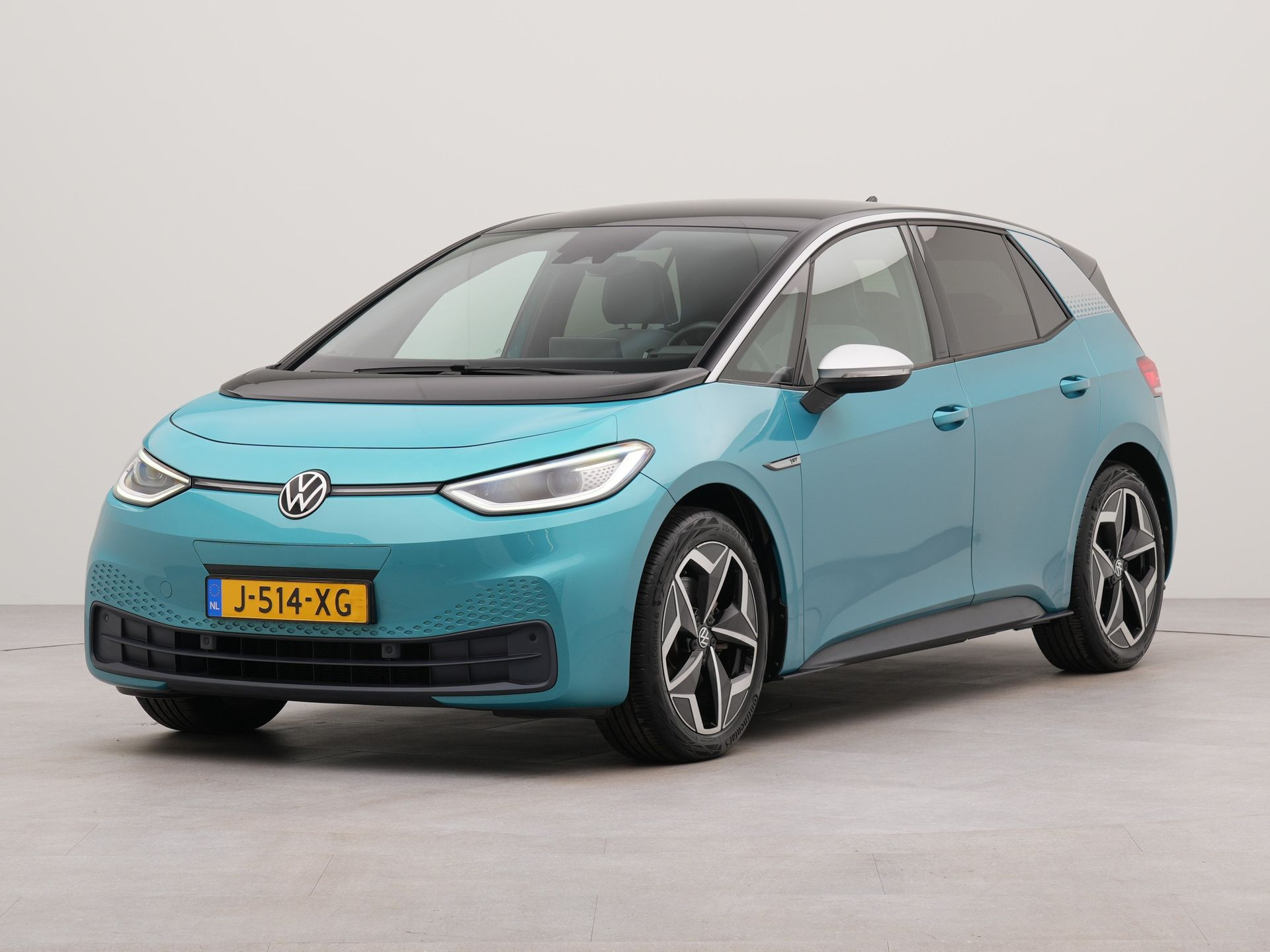 Volkswagen ID.3 First Plus 58 kWh incl afneembare trekhaak | Afneembare trekhaak |  Apple Carplay | Navigatie | Achteruitrij camera | Spraakbediening | Armsteunen voor | Voorstoelen verwarmd | Parkeersensoren voor en achter |
