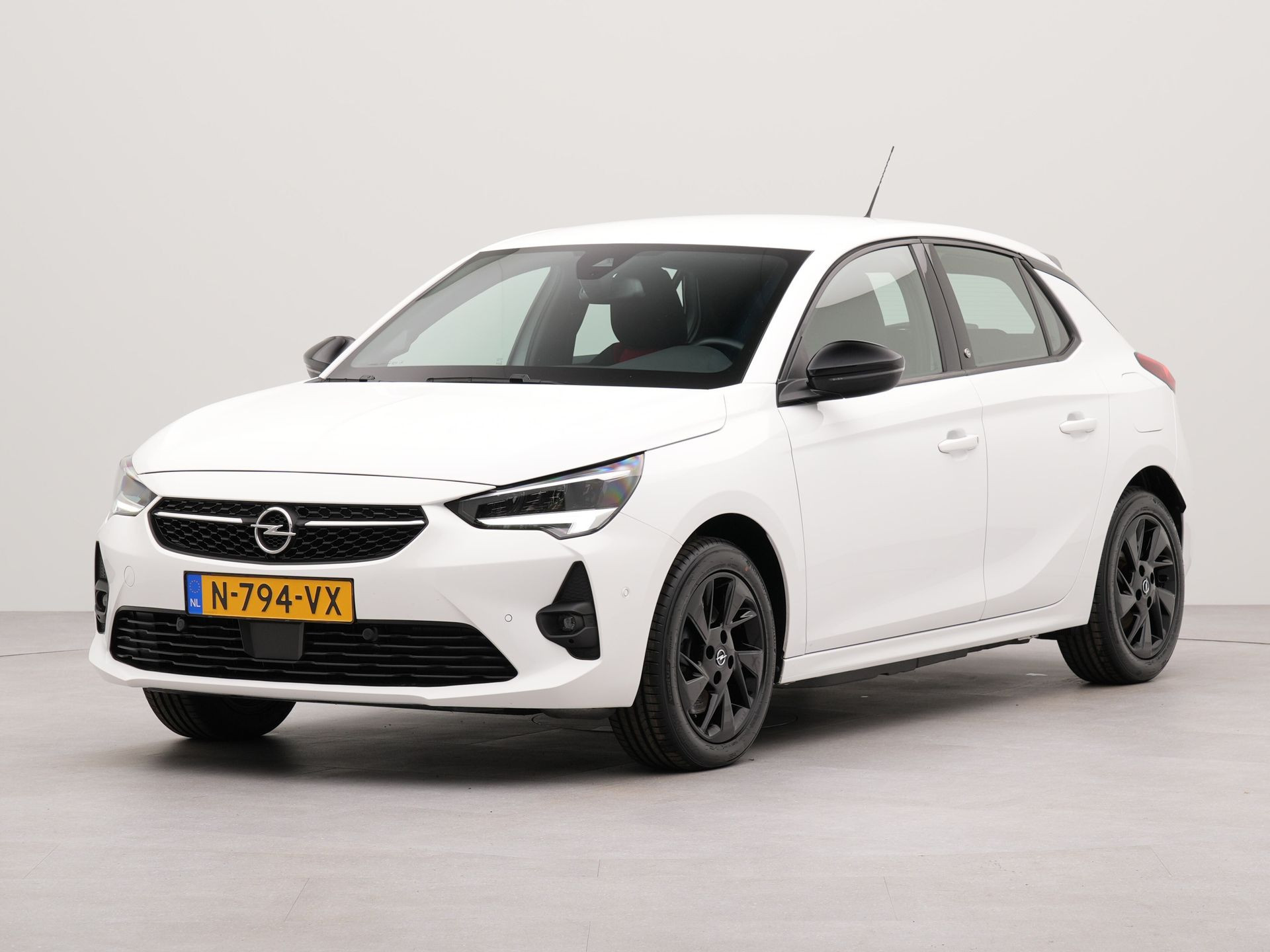 Opel Corsa-e GS Line 1 fase 50 kWh | Apple Carplay | Navigatie | Achteruitrij camera Spraakbediening | Sportstoelen |Parkeersensoren achter | Regensensor |