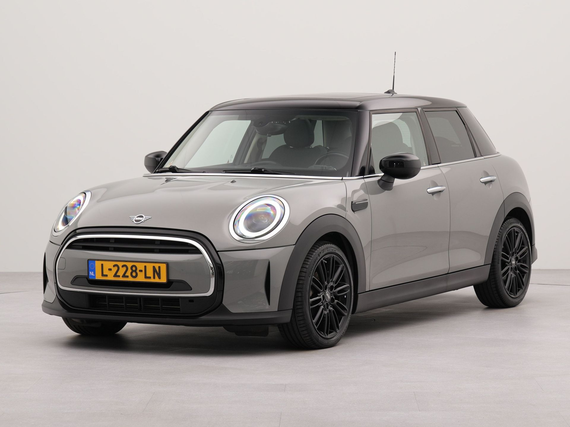 MINI Cooper Mini 1.5 Business Edition | Apple Carplay | Navigatie | Parkeersensoren achter | Wifi |