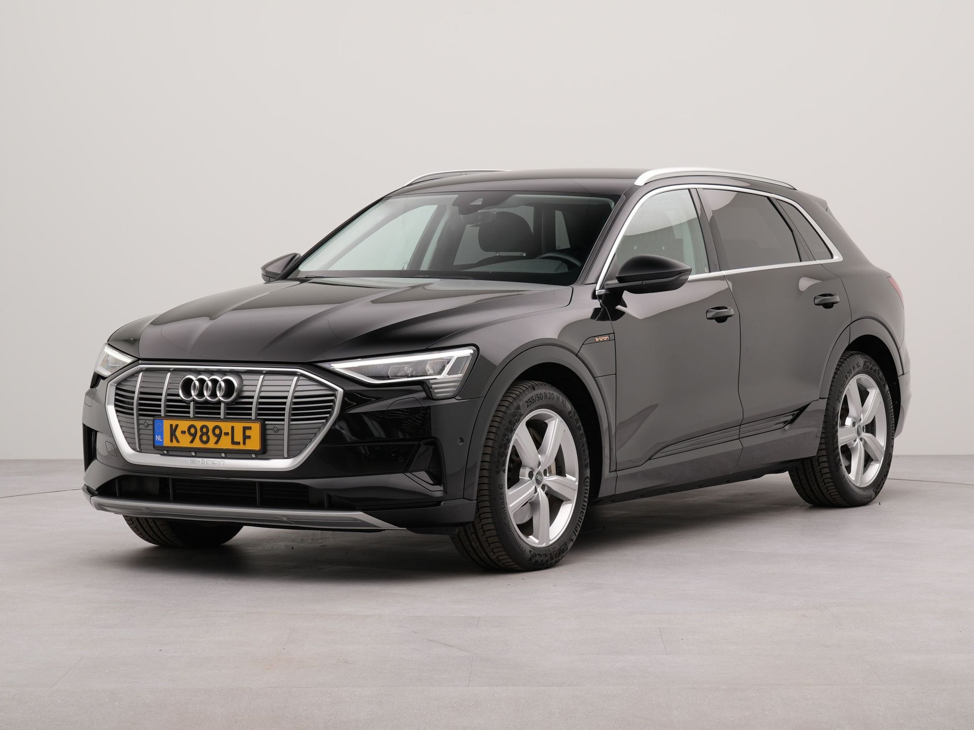 Audi e-tron 55 quattro Business edition 95 kWh | Afneembare trekhaak | Appconnect | Achteruitrij camera | Navigatie | Wifi | Parkeesensoren voor en achter | Electr.bedienbare voorstoelen |  Bestuurdersstoel met geheugen  | Bluetooth |