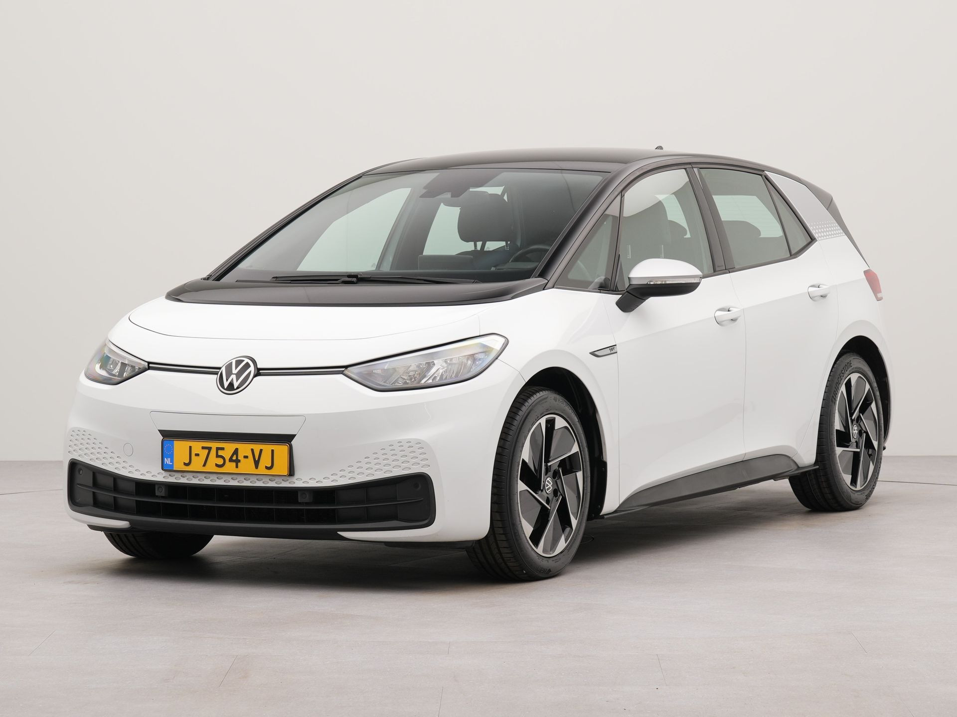 Volkswagen ID.3 First 58 kWh | Apple Carplay & Android Auto | Adaptive Cruise Control | Parkeersensoren Voor én Achter | Voorstoelen Verwarmd |