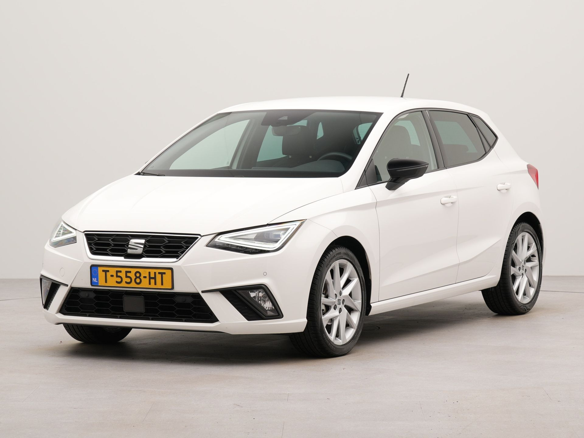 SEAT Ibiza 1.0 EcoTSI FR Business Connect | Apple Carplay | Navigatie | Achteruitrij camera | Parkeersensoren voor en achter | Sportstoelen | Voorstoelen verwarmd |