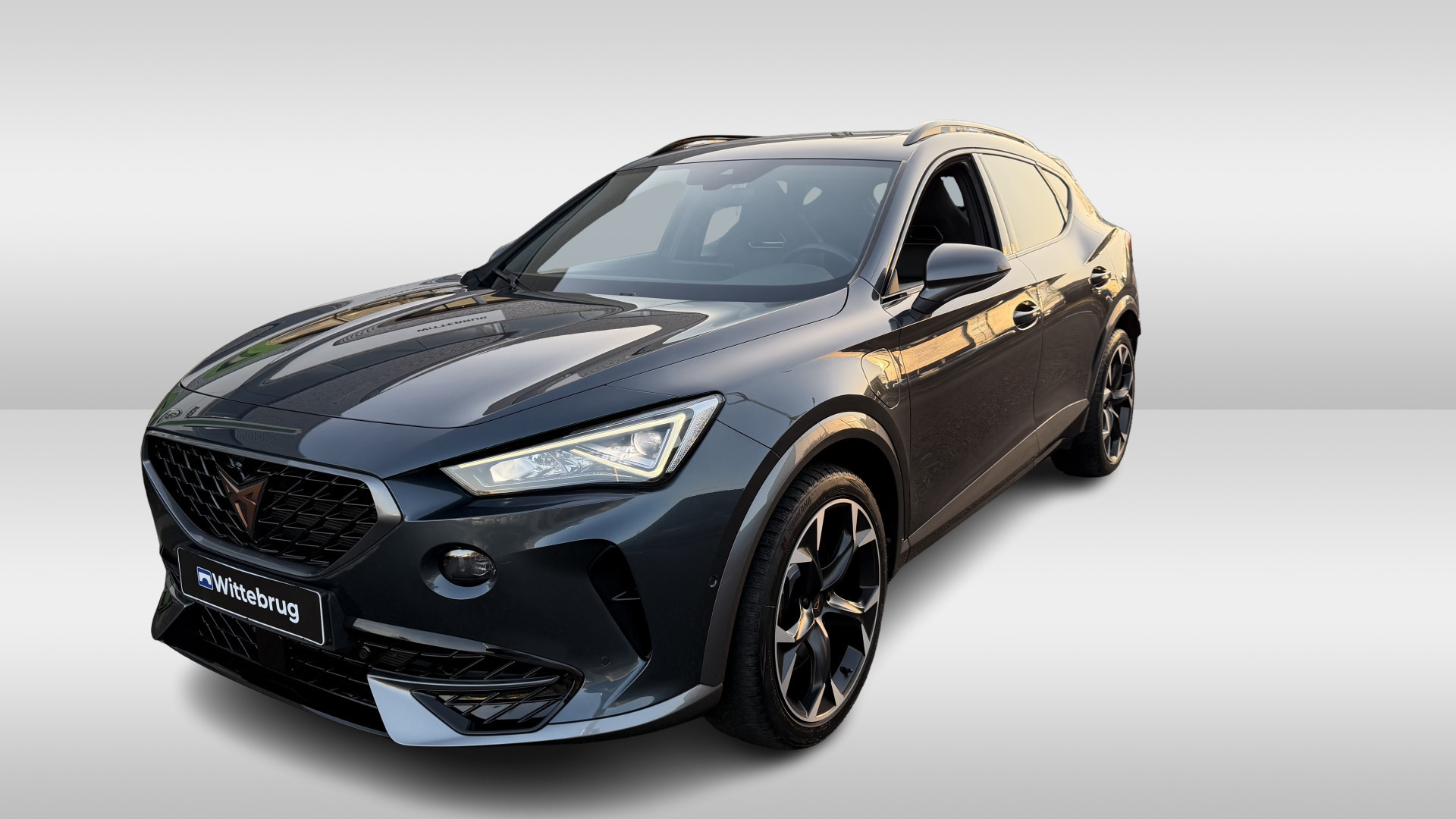 CUPRA Formentor 1.4 e-Hybrid 245pk DSG VZ Black Edition / Panoramadak / SupersportStuur / Elek Achterklep met Virtual Pedal / Elek. Stoelverstelling Bestuurder Met Memory / 360 Camera / Stuur & Stoelverwarming / Navigatie