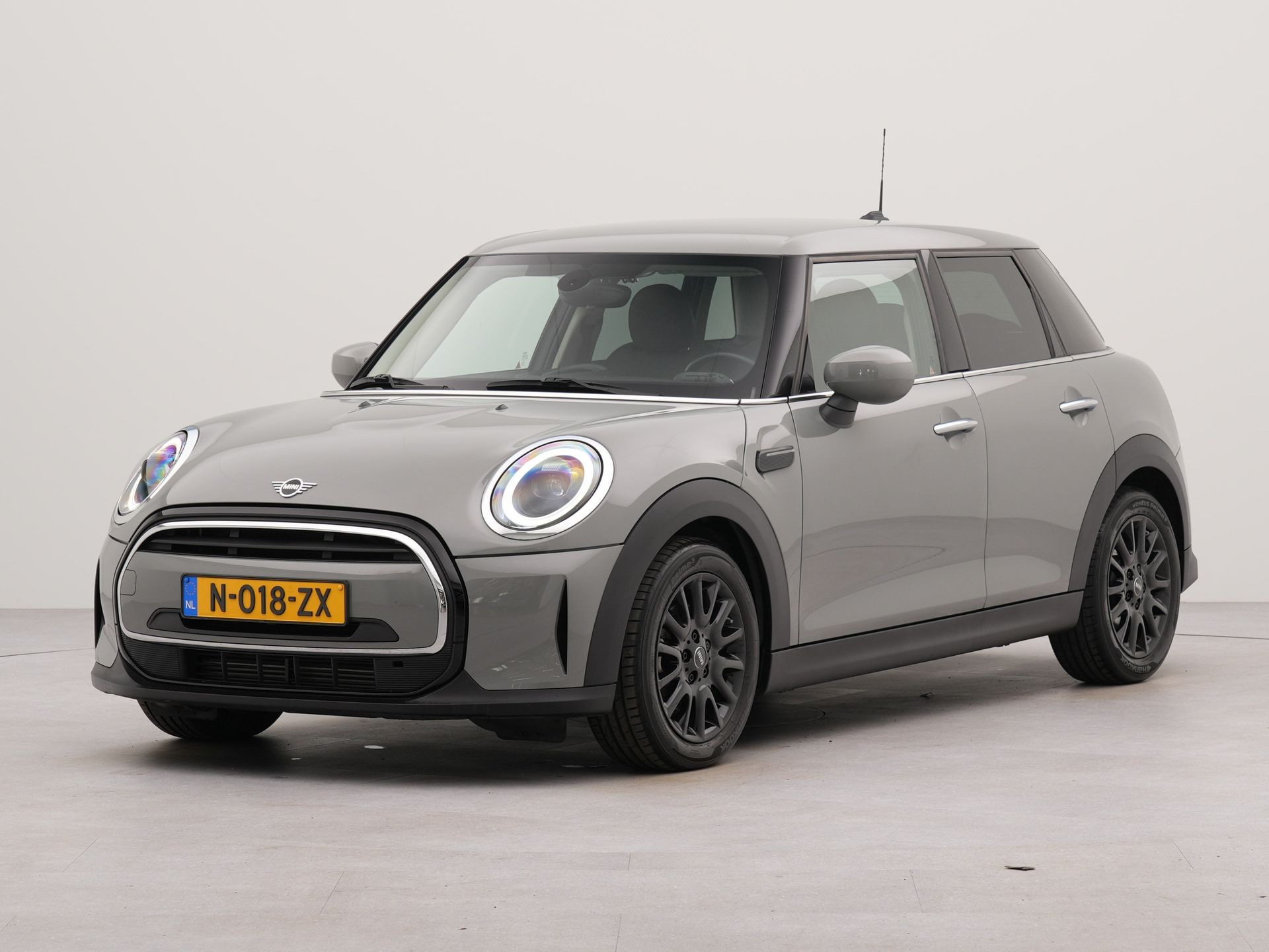 MINI One Mini 1.5 Business Edition | Apple carplay | Navigatie | PDC achter | Bluetooth | Sportstoelen | Wifi |