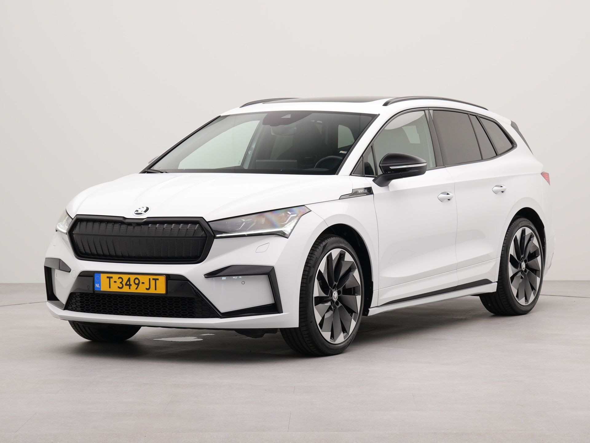 Škoda Enyaq iV 80 Sportline | Navigatie by App | Voorstoelen verwarmd | Parkeersensoren voor en achter | Panoramisch schuif en kanteldak | LM velgen 21
