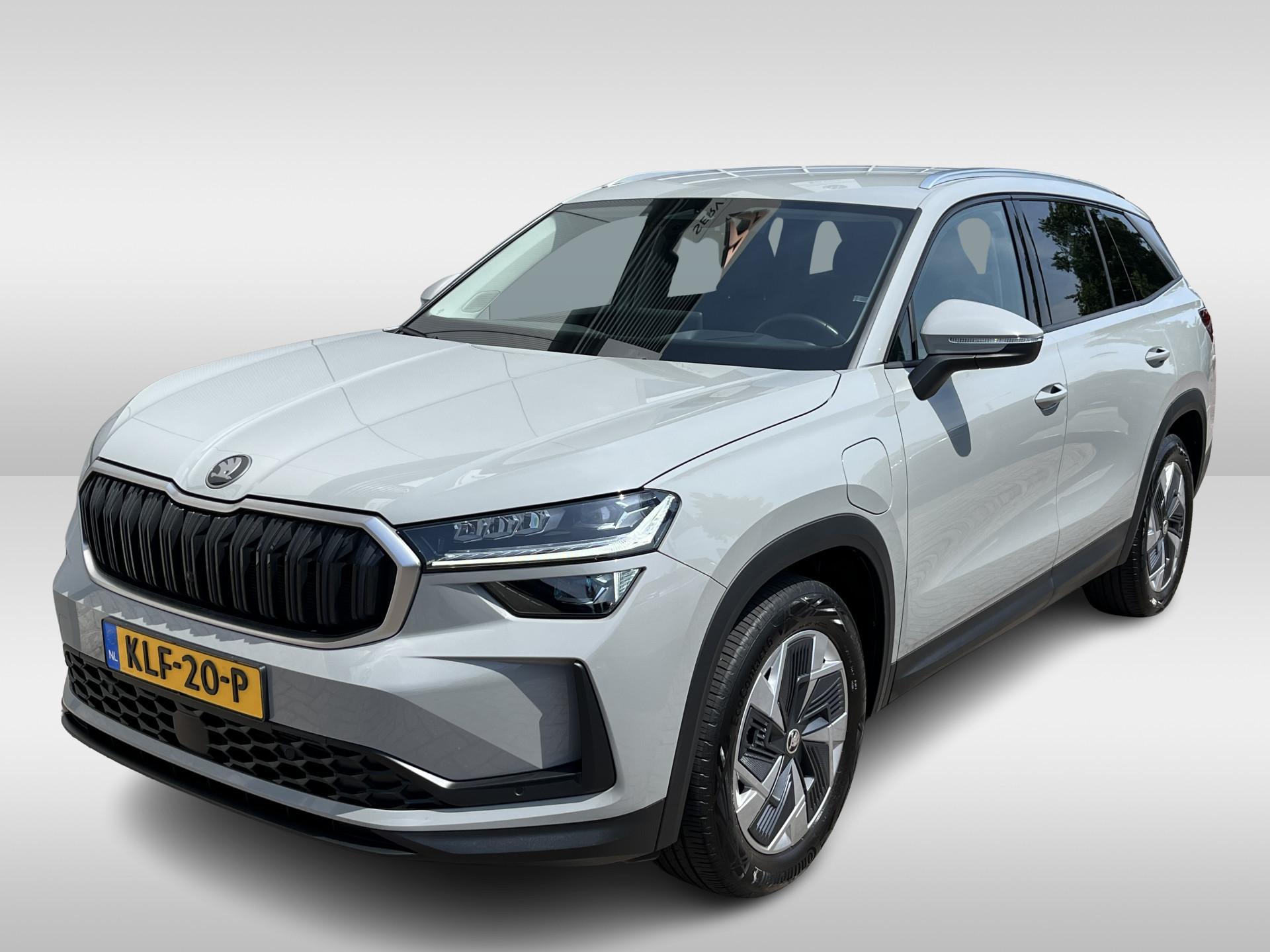 Škoda Kodiaq 1.5 TSI PHEV Selection / AUTOMAAT/ FABRIEKSGARANTIE TM 01-2028/ TREKHAAK/ PARK.SENSOR.V+A/ CAMERA/ STUUR+STOELVERWARM.V+A/ MEMORY SEAT/ DODEHOEK/ ACC/ ELEK.ACHTERKLEP/ SMARTLINK/ HEAD-UP/ RIJ-MODI/ NAVI/ DAB/ 18'' 