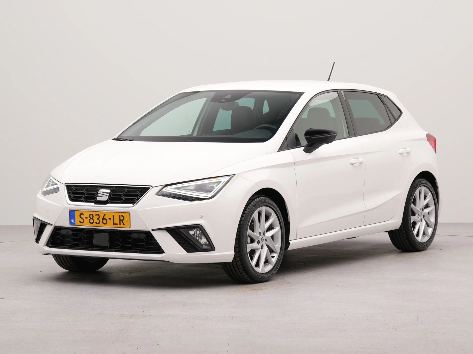 SEAT Ibiza 1.0 EcoTSI FR Business Intense | Appconnect | Achteruitrij camera | Navigatie | Parkeersensoren voor en achter |
