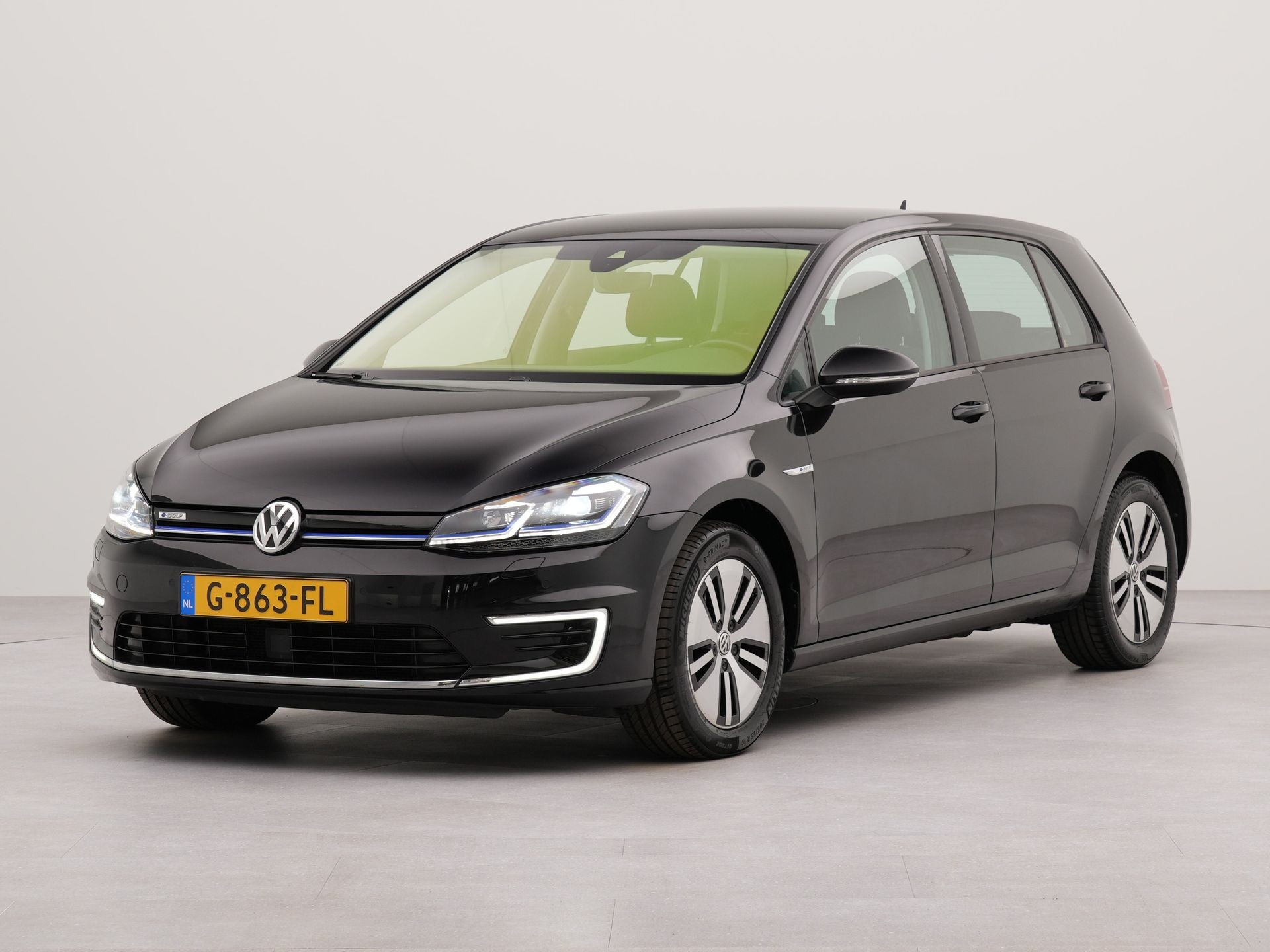 Volkswagen e-Golf | Apple Carplay | Adaptive Cruise Control | Warmtepomp | Keyless Entry | Voorstoelen Verwarmd | Parkeersensoren voor en achter |