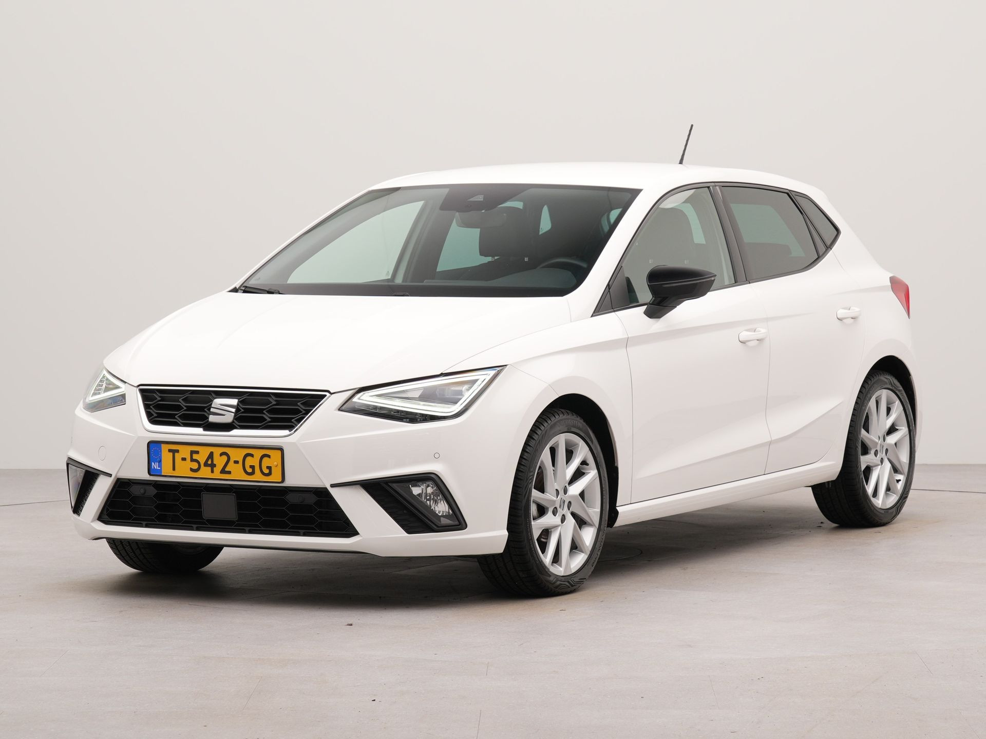 SEAT Ibiza 1.0 EcoTSI FR Business Connect | Apple Carplay | Navigatie | Achteruitrij camera | Parkeersensoren voor en achter | Stoelverwarming | Voorstoelen verwarmd | Sportstoelen ||