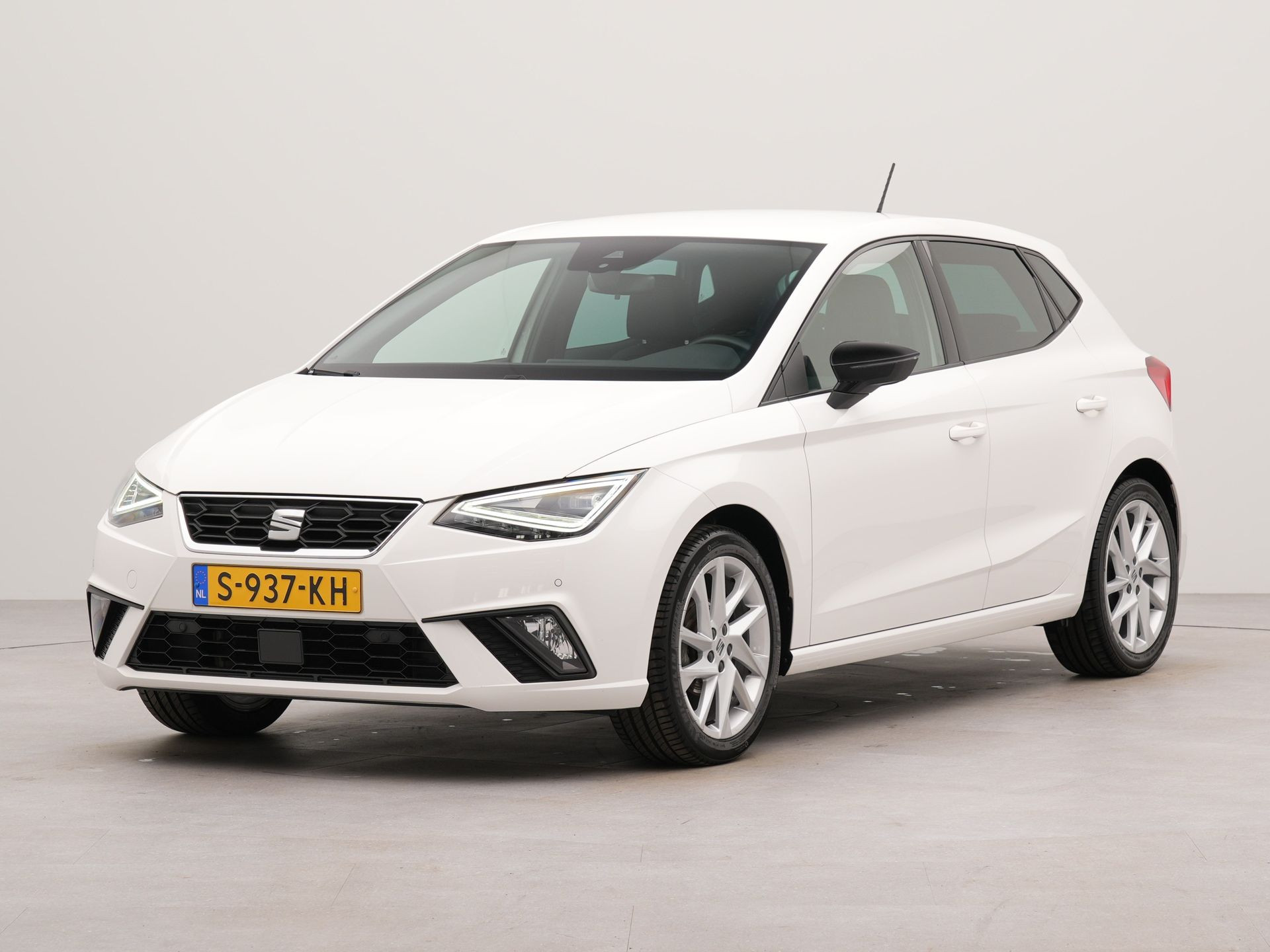 SEAT Ibiza 1.0 EcoTSI FR Business Intense | Apple carplay | Navigatie | Achteruitrij camera | Parkeersensoren voor en achter | Spraakbediening | Sportstoelen | Voorstoelen verwarmd |