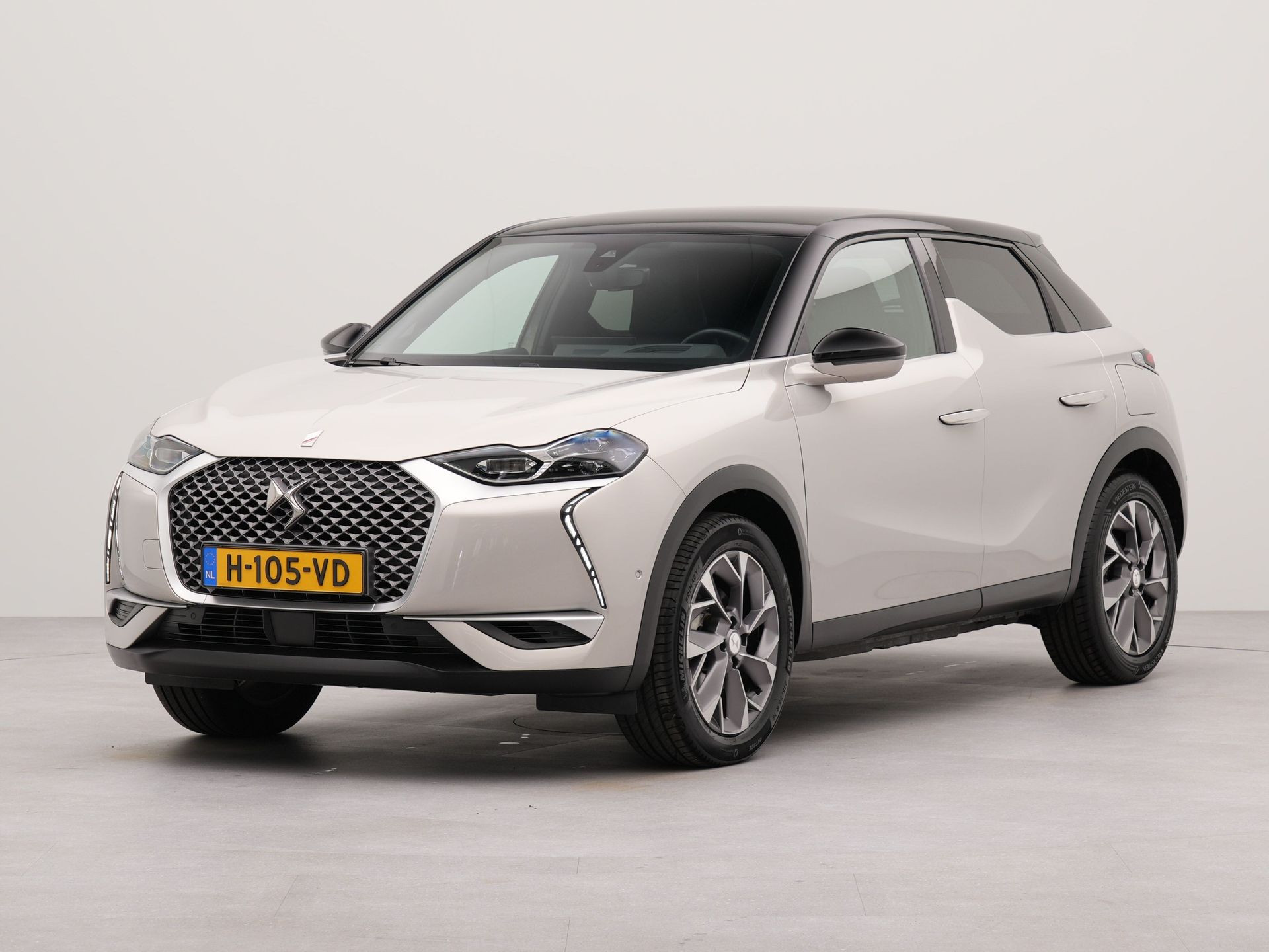 DS DS 3 Crossback E-Tense Grand Chic 50 kWh | Apple Carplay| Navigatie | Lederen bekleding | Achteruitrij camera 180view | Parkeersensoren voor en achter | Verwarmbare voorstoelen |