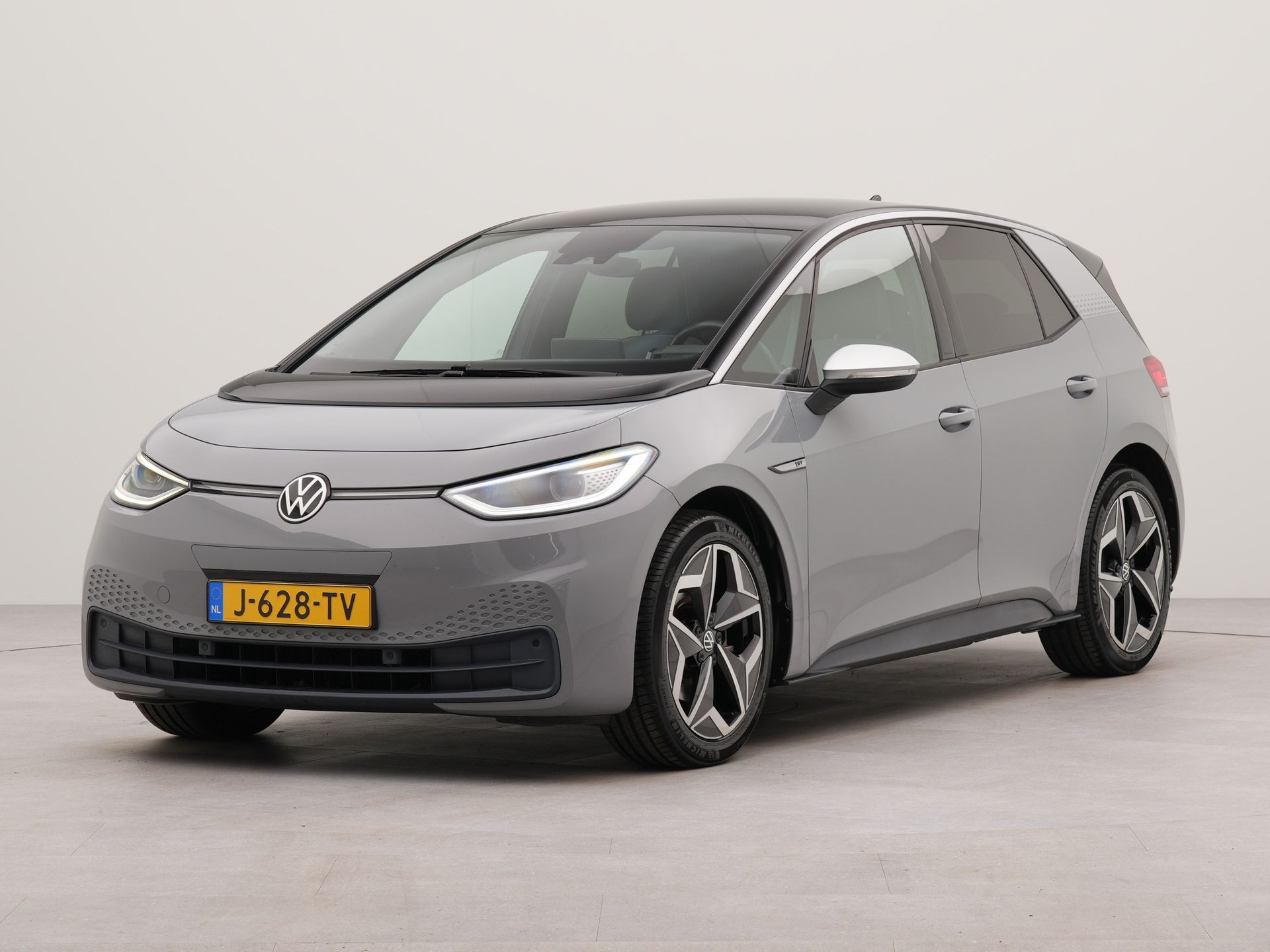 Volkswagen ID.3 First Plus 58 kWh | Apple carplay | Android auto | Achteruitrij camera | Parkeersensoren voor en achter | Cruise control | Navigatie |