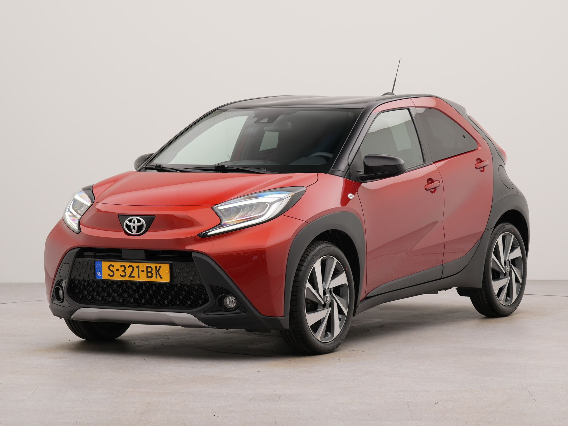 Toyota Aygo X 1.0 VVT-i S-CVT Envy Automaat | Apple Carplay | Navigatie | Achteruitrij camera | Cruise control | Airco |