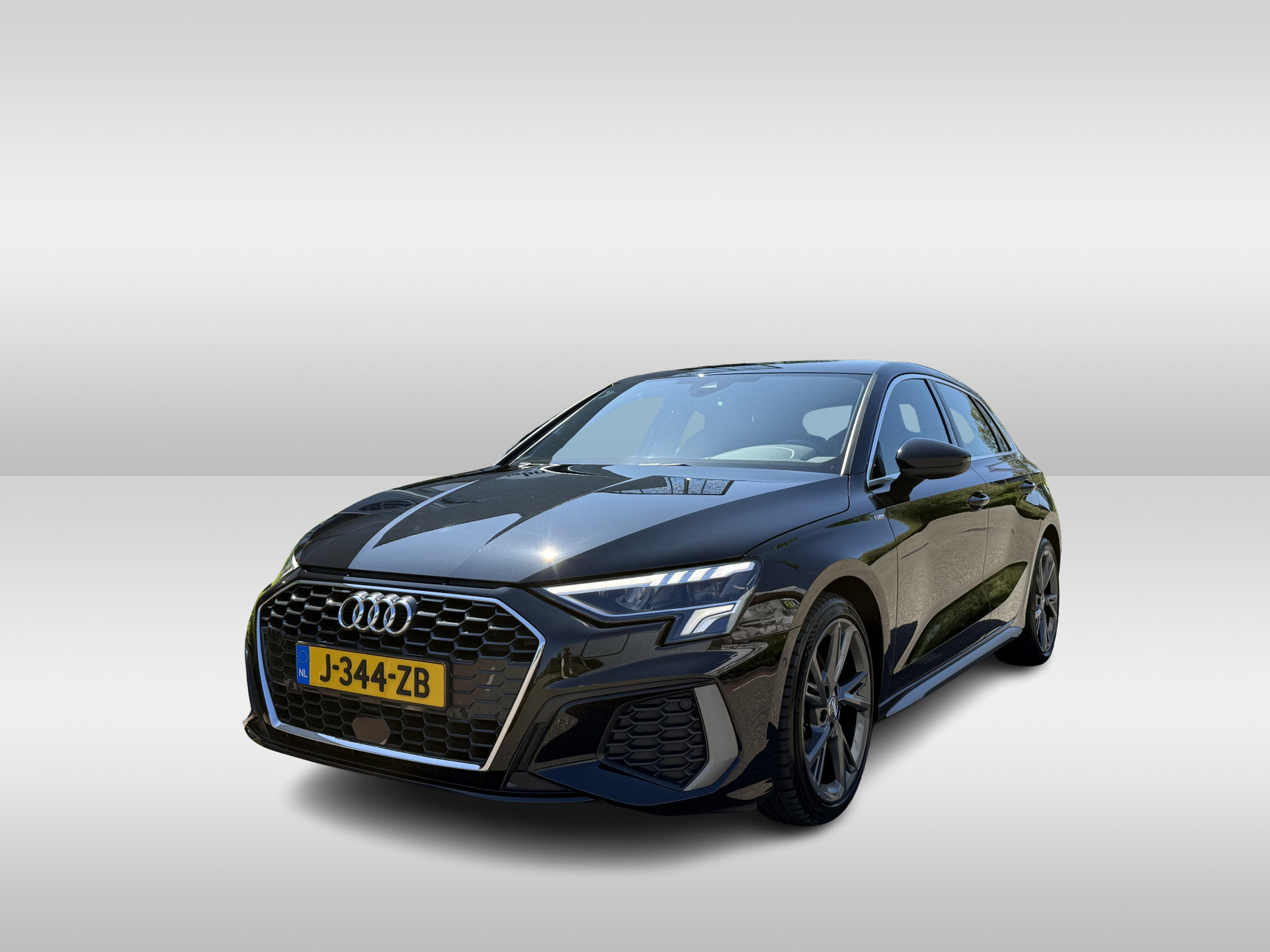 Audi A3 Sportback 30 TFSI S edition HAND/ Met/ VC/ 110 PK !!/  Led/ 2x S line/ Camera/ Clima/ Navi/ PDC/ 18 lmv