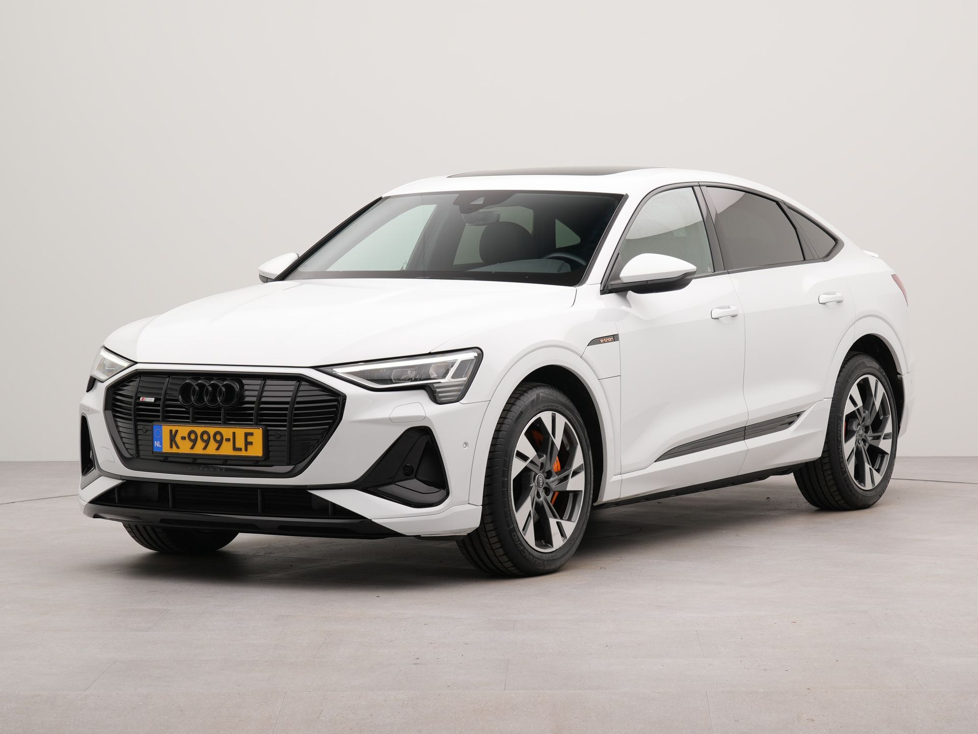 Audi e-tron Sportback 50 quattro S edition 71 kWh | SoH 94,7% | Electr.schuif panorama dak | Apple Carplay | Achteruitrij camera | Parkeersensoren voor en achter | Wifi | Voorstoelen verwarmd | Warmtewerend glas | Navigatie |